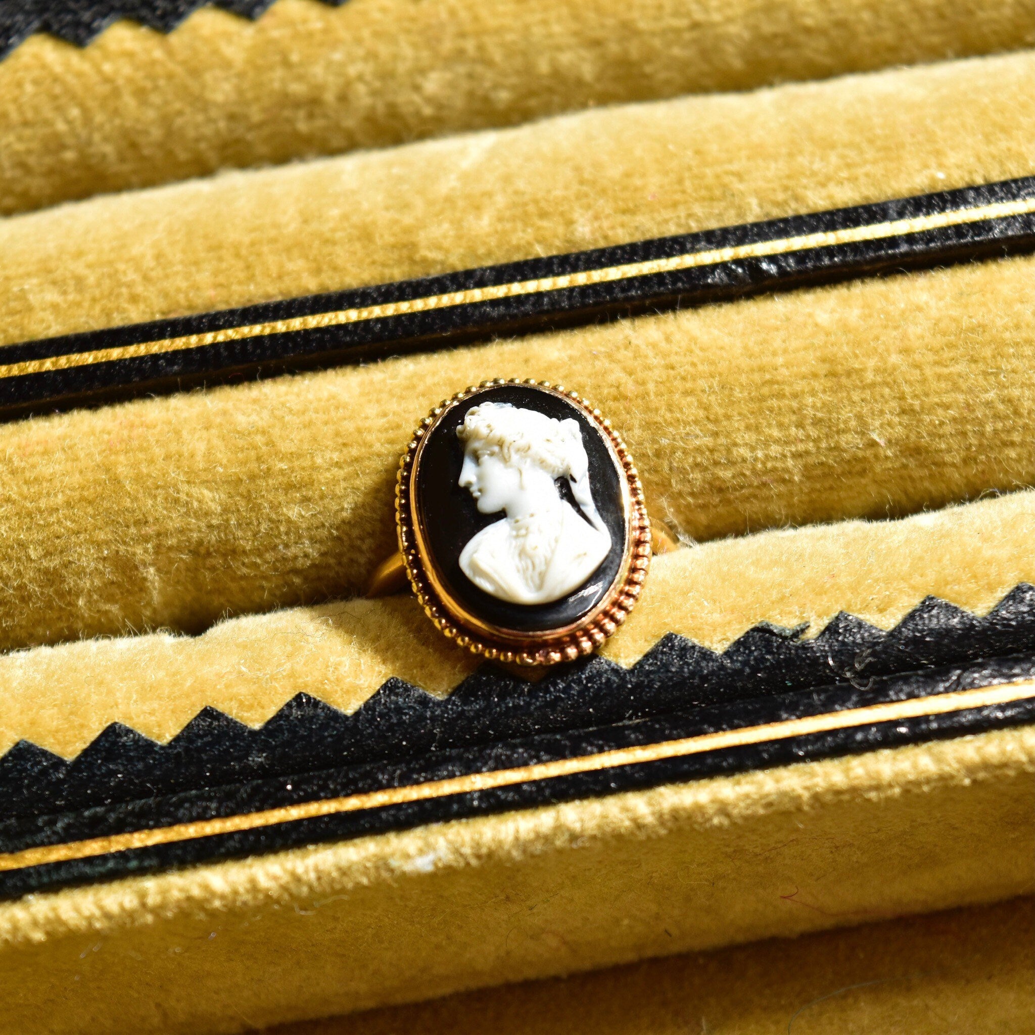 Antique 10K Gold Black & White Onyx Lady's Cameo Ring, Understated Gold Drop Setting, Petite Yellow Gold Cameo Ring, Size 5 US