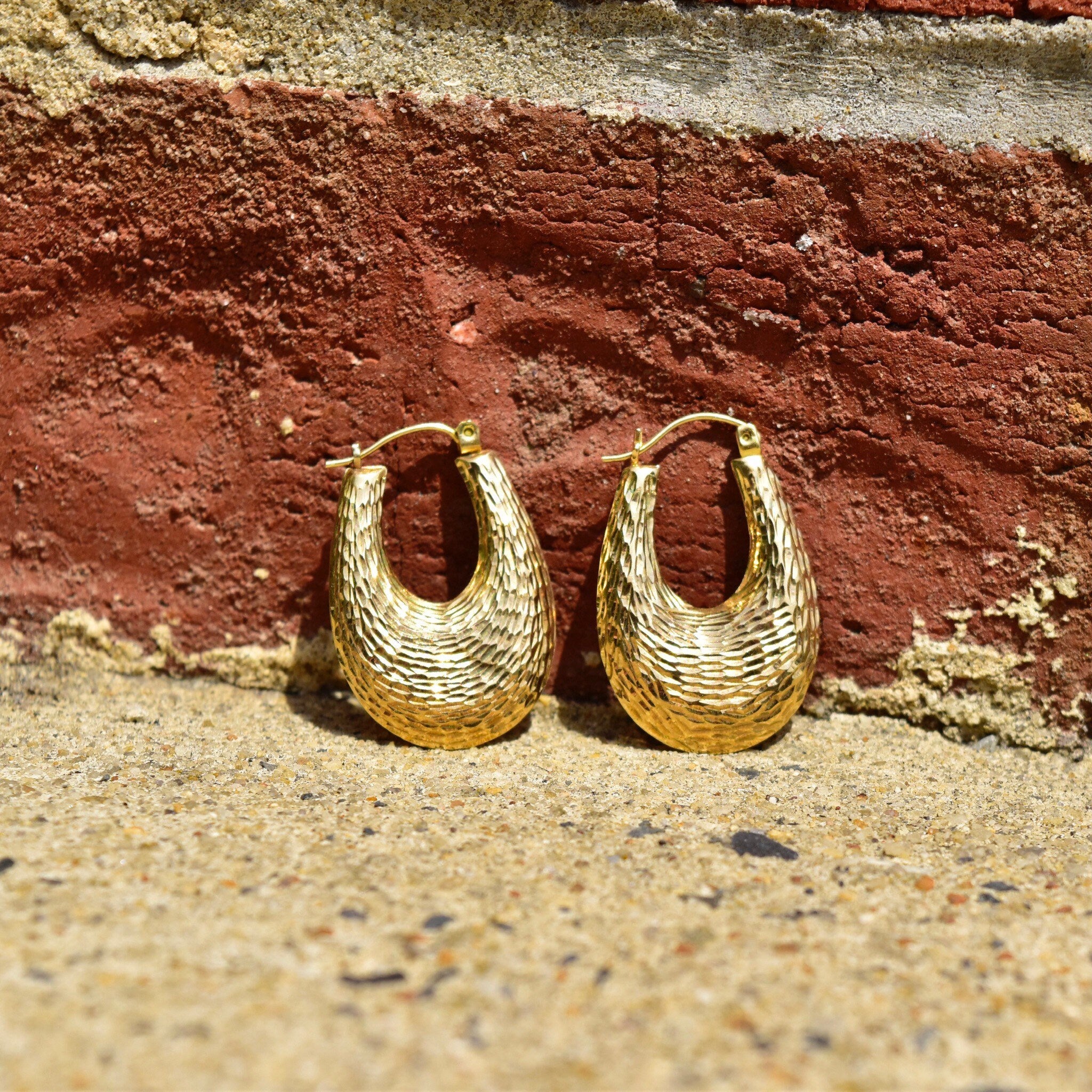 Vintage 14K Gold Hammered Oval Hoop Earrings, Textured Yellow Gold Hoops, Graduated Puffed Oval Hoops, 1 1/4"