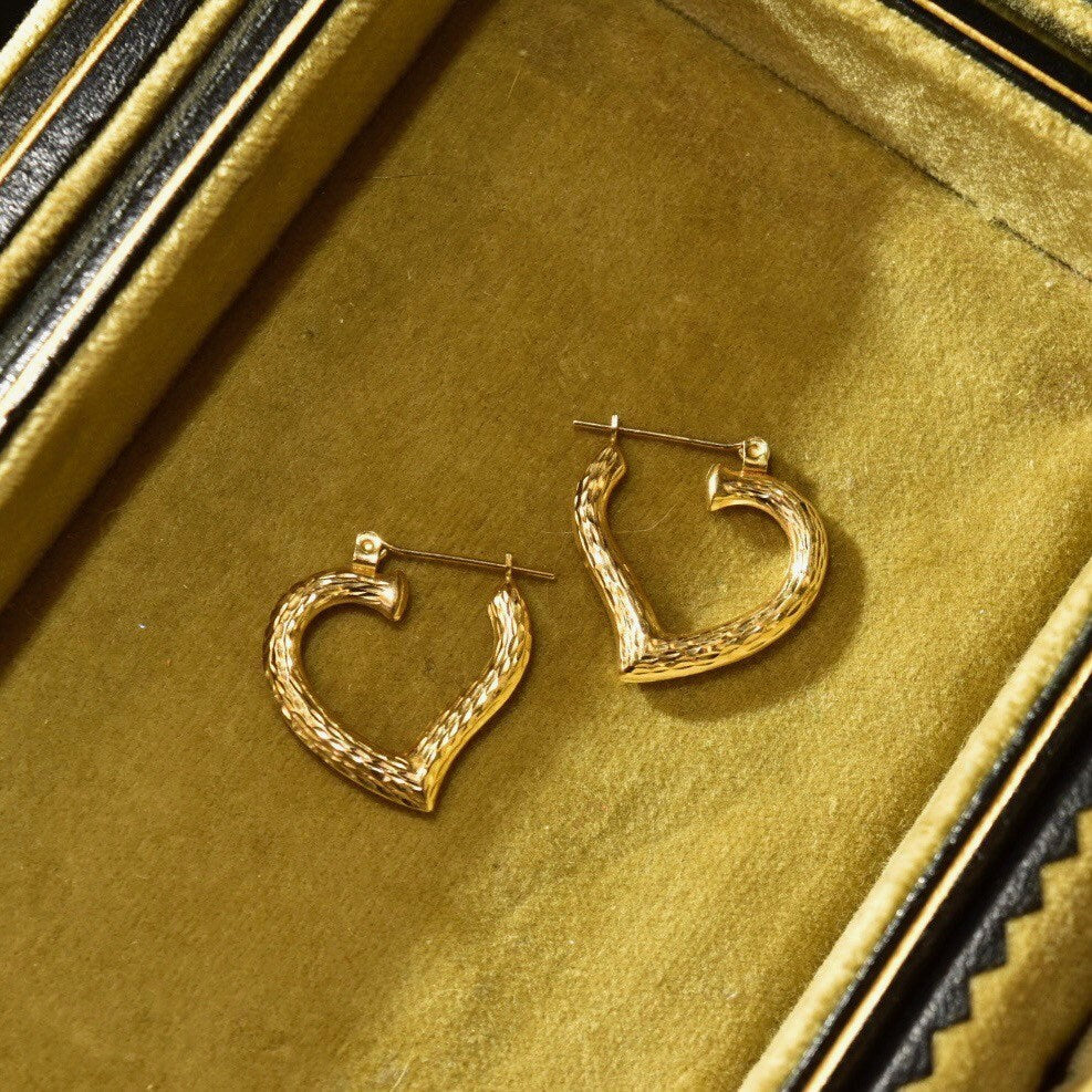 Vintage 14K Gold Hammered Heart Hoop Earrings, Textured Yellow Gold Hoops, Cute 585 Heart Earrings, 22mm