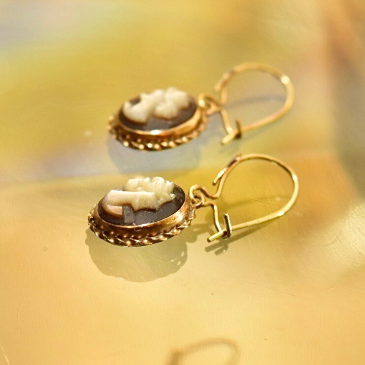 Vintage 14K Gold Mother Of Pearl Cameo Drop Earrings, Hand Carved Shell Cameo Of Lady's Portrait, Woven Gold Setting, Locking Hooks, 26mm