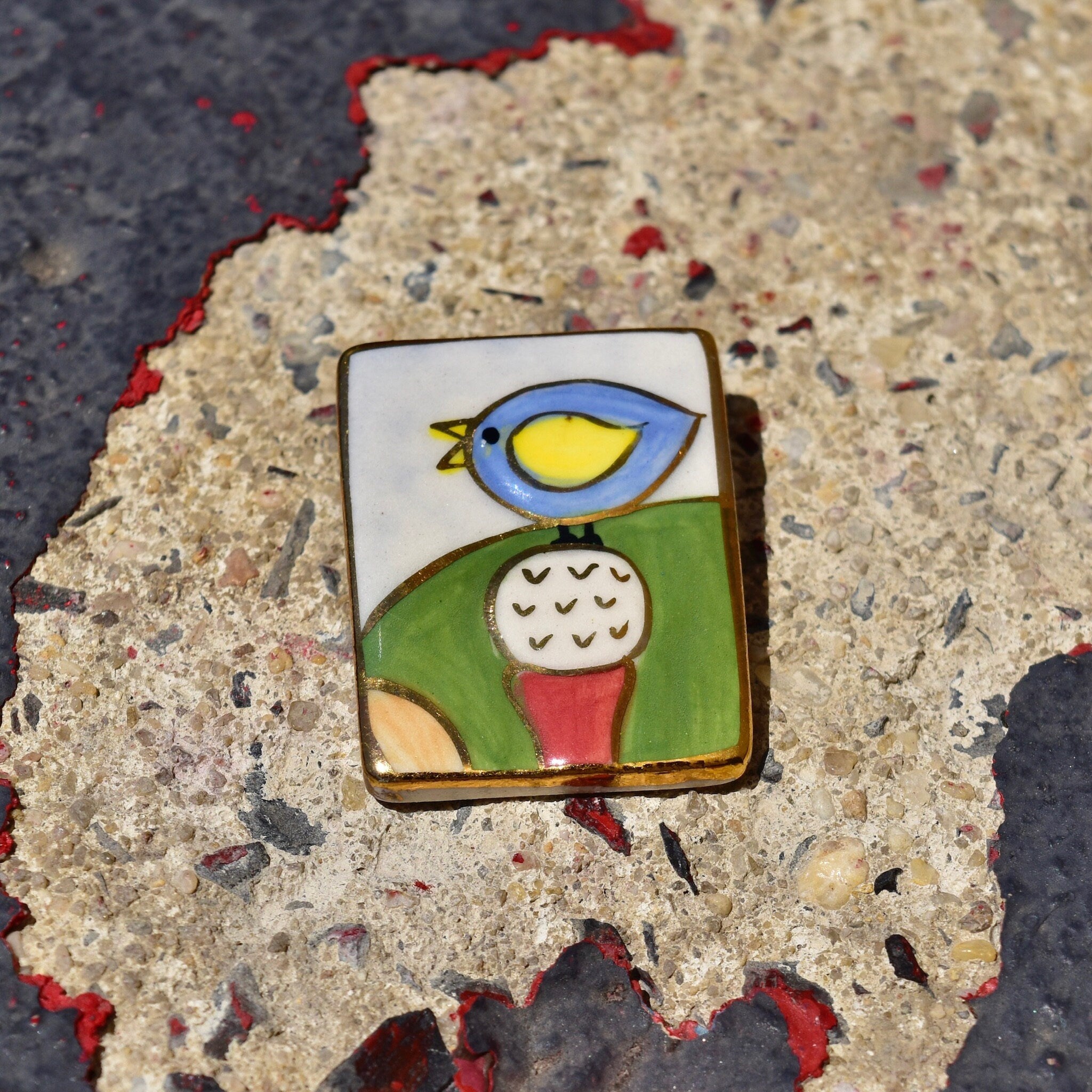 Vintage Enamel Ceramic Bird Brooch, Colorful Painted Scene Of Bird On Golf Tee, Whimsical Brooch Pin, Artisan Jewelry, 42mm