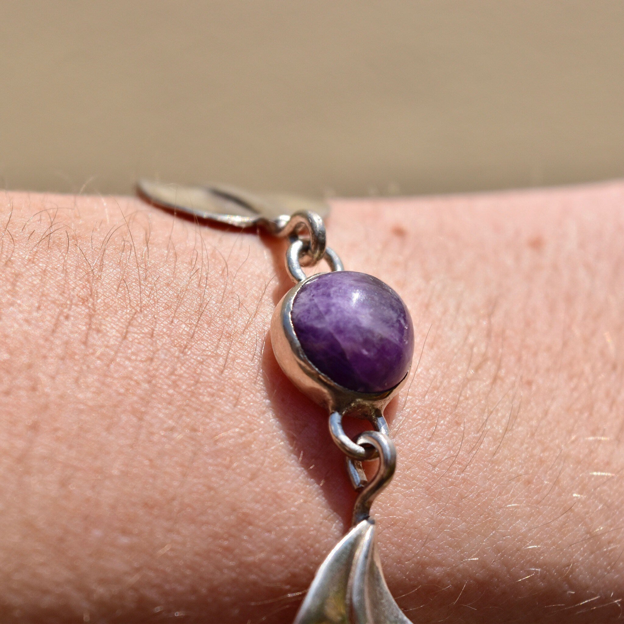 Vintage Sterling Silver Leaf & Amethyst Link Bracelet, Natural Purple Amethyst Cabochons, Bohemian Modernist Jewelry, Crystal Lovers, 8" L