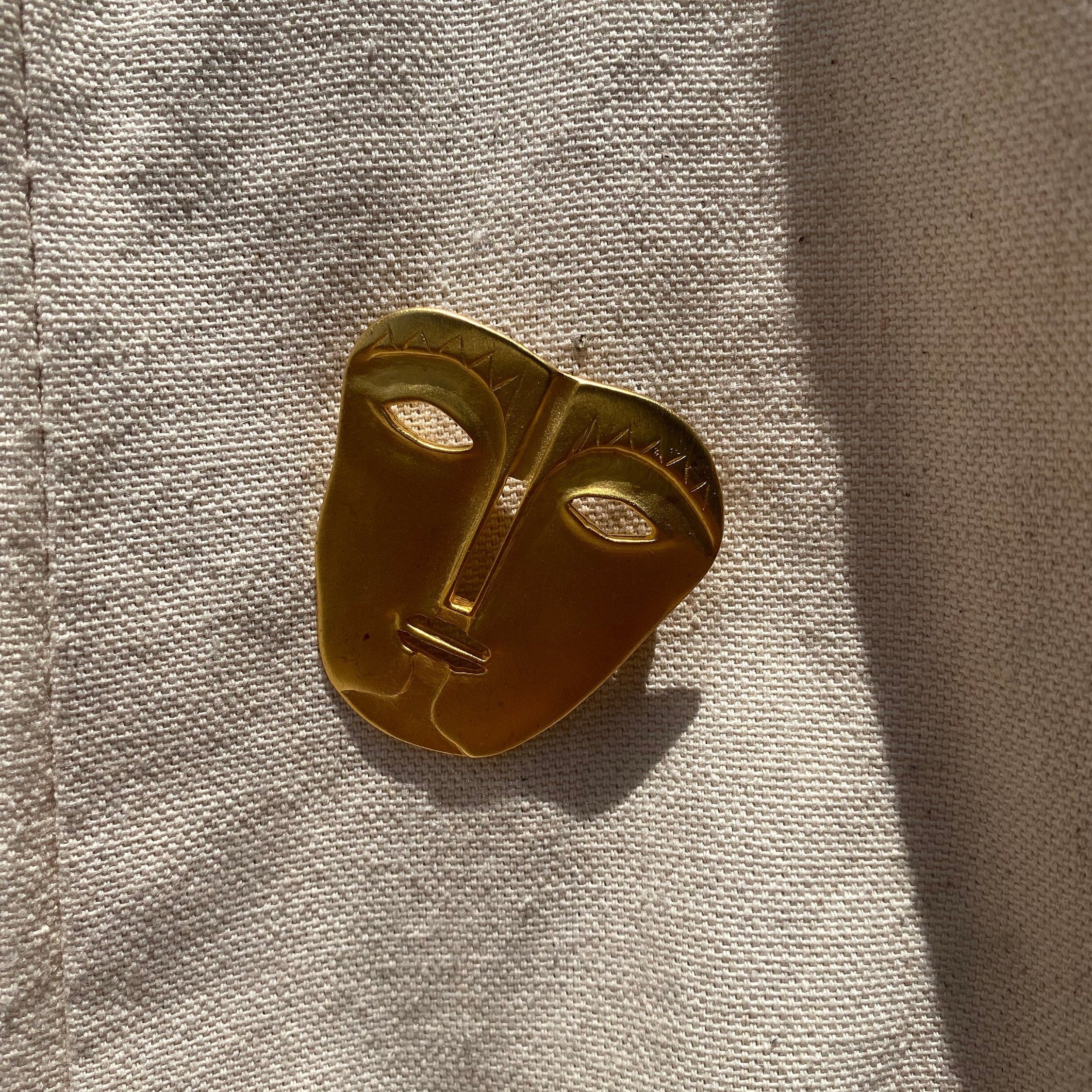 Vintage Maxine Denker Gold-Toned Tribal Face Mask Brooch Pin, Abstract Modernist, Engraved Face Mask Brooch, Unique Jacket Pin, 45 mm