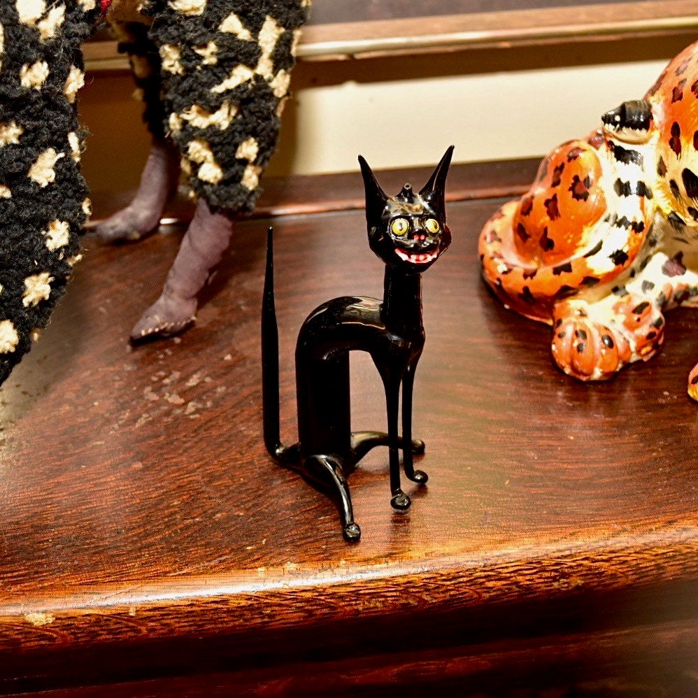 Vintage Black Glass Cat Figurine, Flame-Worked Cat Sculpture, Pulled Glass Figurine, Eccentric Home Decor, Eclectic Cat Figurine, 5.125"
