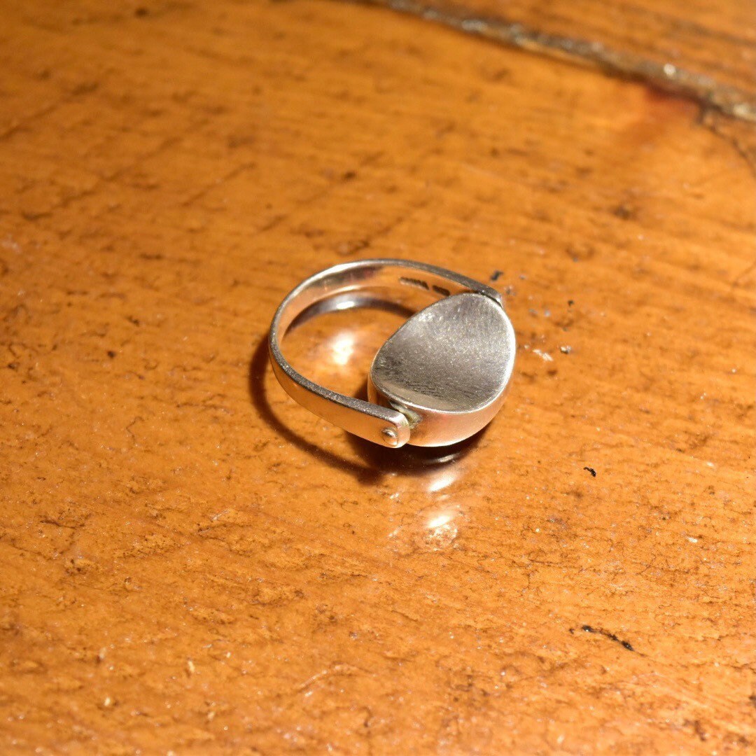 Vintage sterling silver multi-stone inlay flip ring featuring lapis lazuli, turquoise and carnelian, creating a colorful scarab beetle design. Fidget ring in a size 8 US.