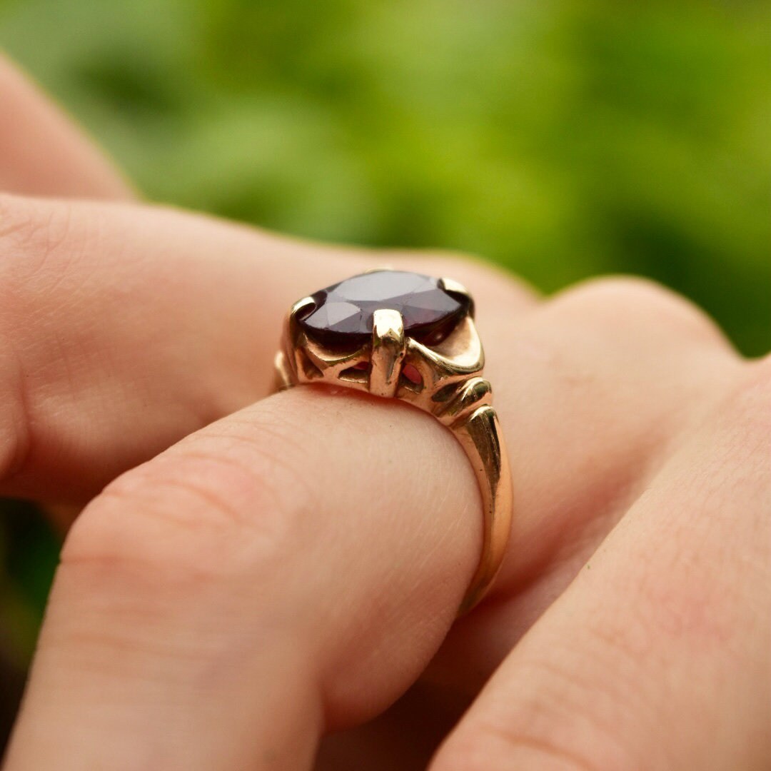 Vintage 14K Gold Ruby Red Gemstone Cocktail Ring, Oval-Cut Ruby/Garnet, Yellow Gold Setting, Size 7 3/4 US