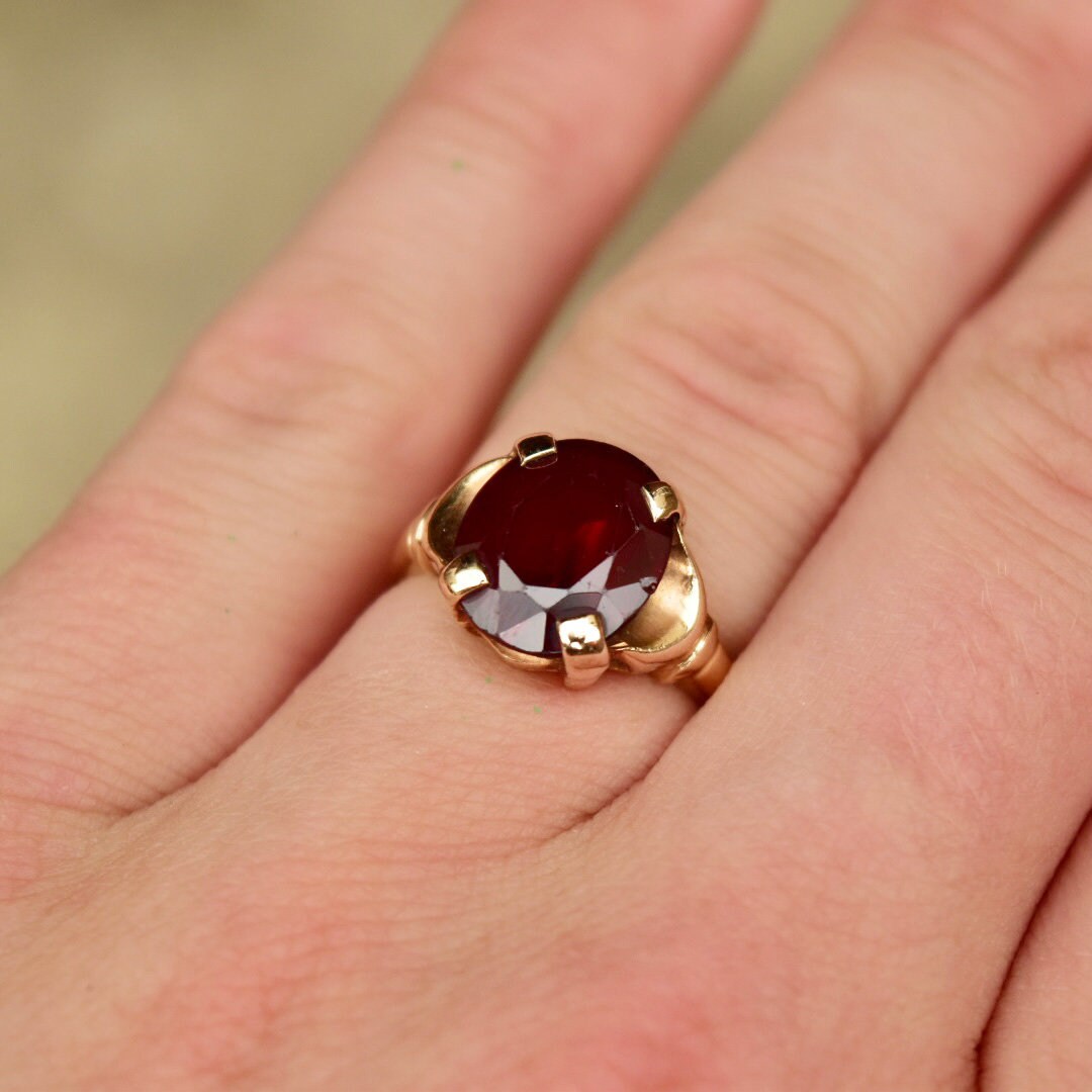 Vintage 14K Gold Ruby Red Gemstone Cocktail Ring, Oval-Cut Ruby/Garnet, Yellow Gold Setting, Size 7 3/4 US