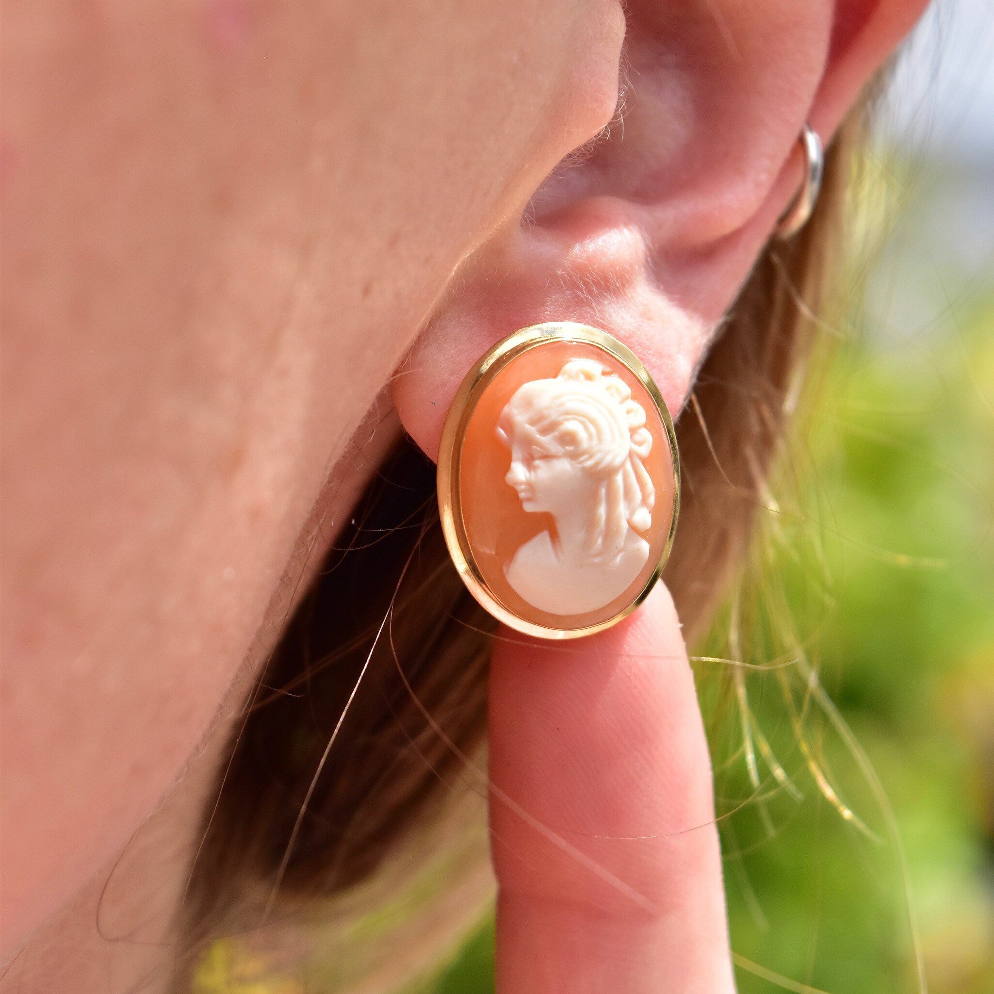 Vintage 18K Gold Cameo Post Earrings, Classic Relief Shell Carvings, Lady's Cameo Stud Earrings, Yellow Gold Settings, 22.5mm