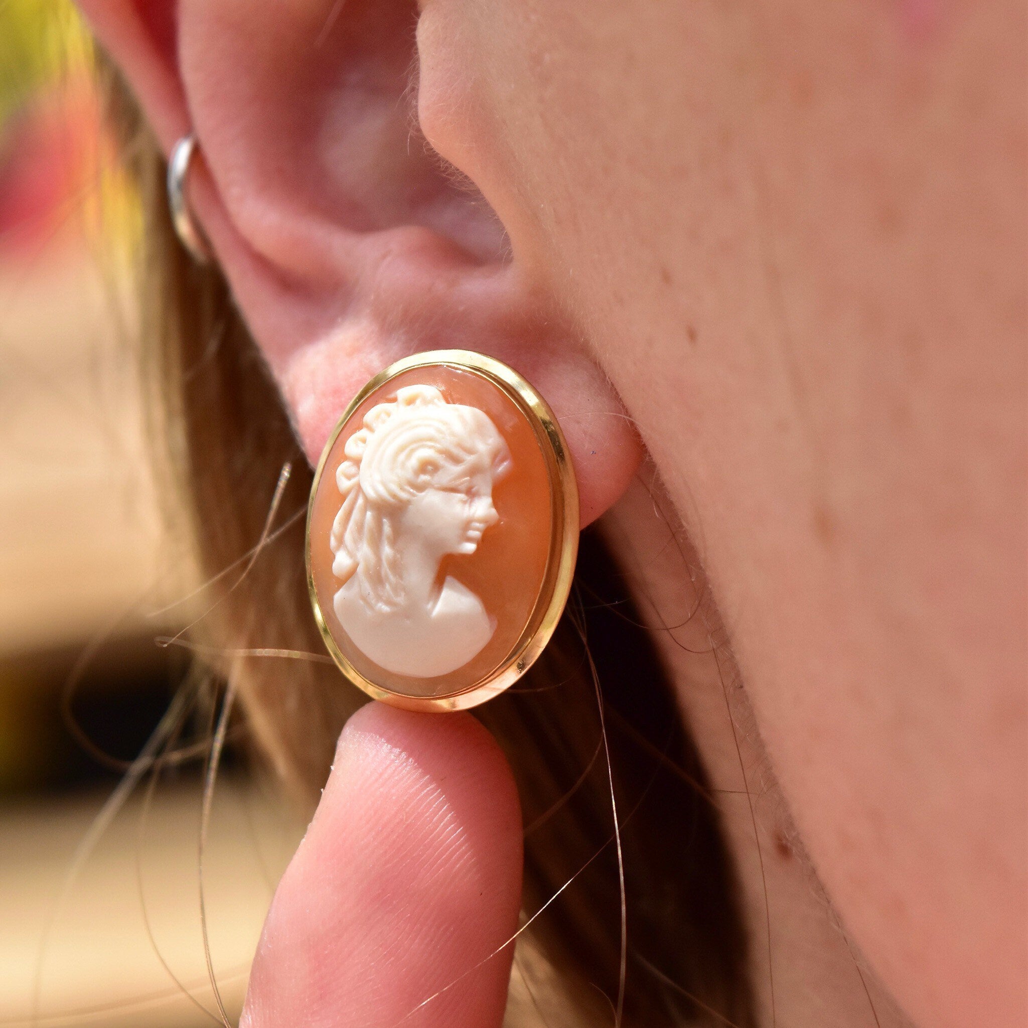 Vintage 18K Gold Cameo Post Earrings, Classic Relief Shell Carvings, Lady's Cameo Stud Earrings, Yellow Gold Settings, 22.5mm