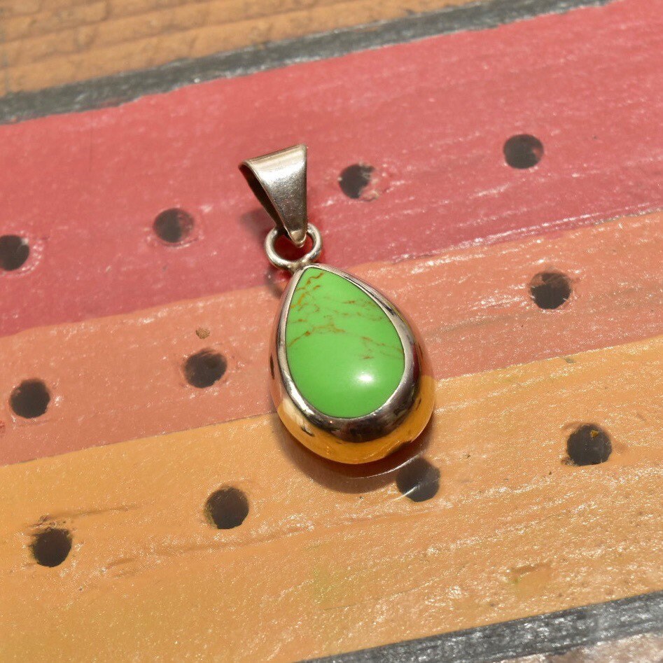 Vintage Mexican Sterling Silver Gaspeite Teardrop Pendant, Bohemian Modernist, Lime Green Gemstone, Polished Silver Drop Setting, 4mm