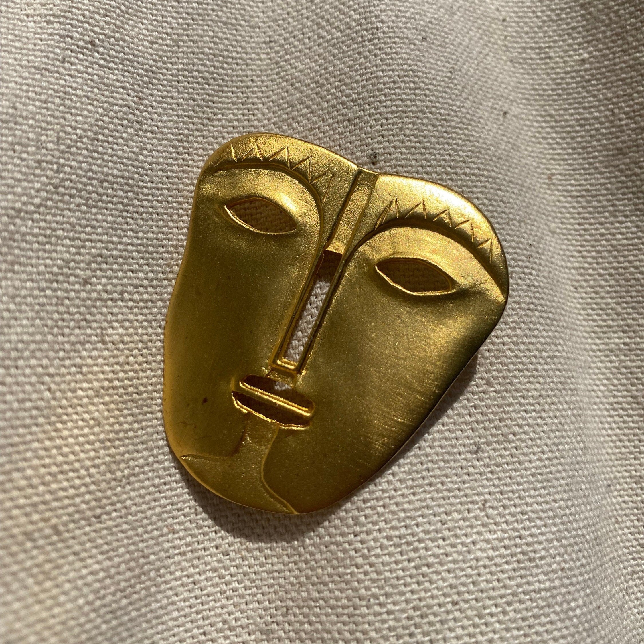 Vintage Maxine Denker Gold-Toned Tribal Face Mask Brooch Pin, Abstract Modernist, Engraved Face Mask Brooch, Unique Jacket Pin, 45 mm