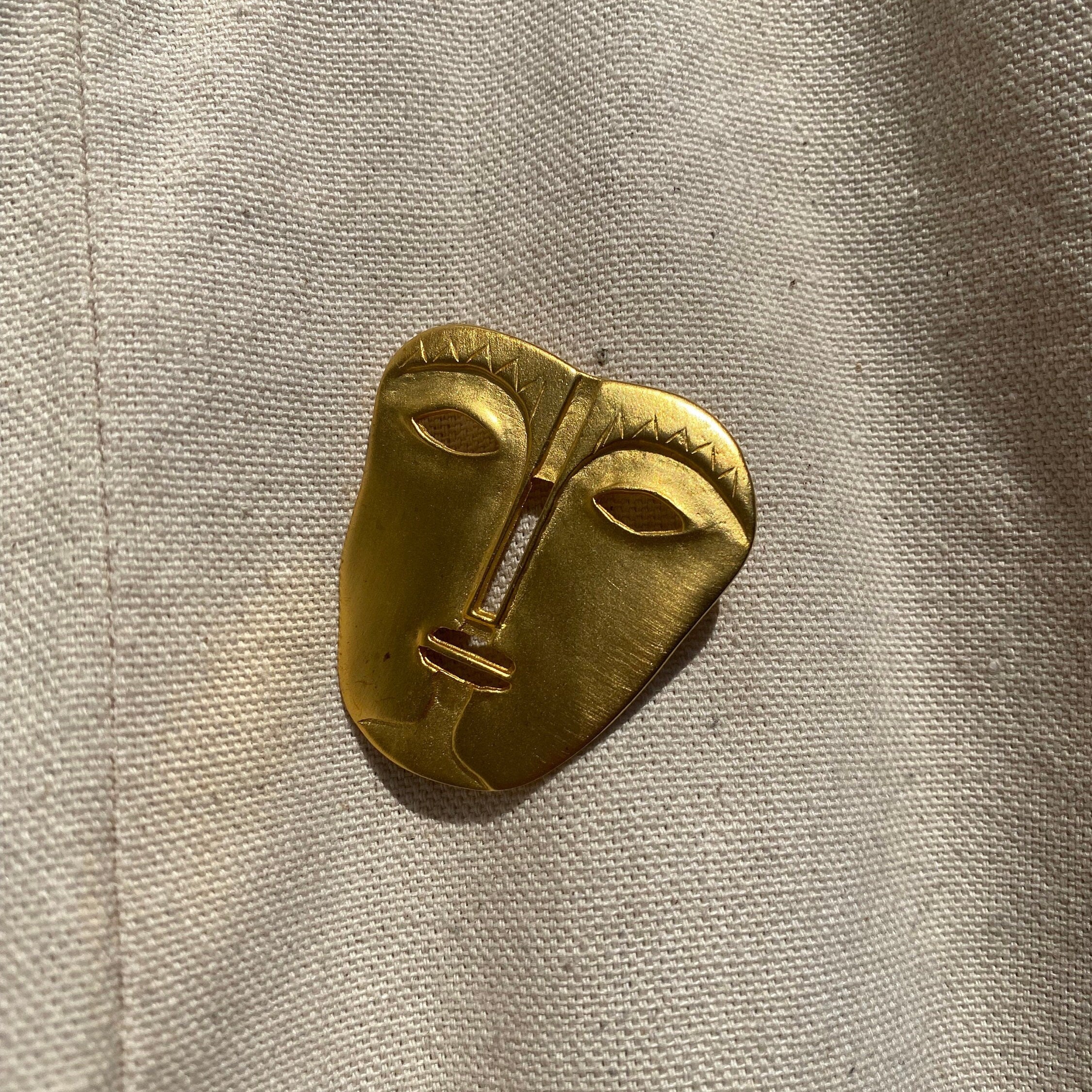 Vintage Maxine Denker Gold-Toned Tribal Face Mask Brooch Pin, Abstract Modernist, Engraved Face Mask Brooch, Unique Jacket Pin, 45 mm