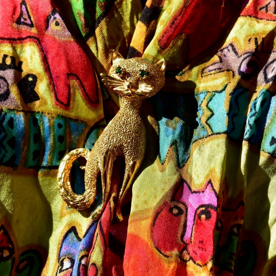 Les Bernard Gold Plated Sterling Emerald Eye Cat Brooch, Textured Gold Cat Pin, Cute Cat Lover Pin, 46mm