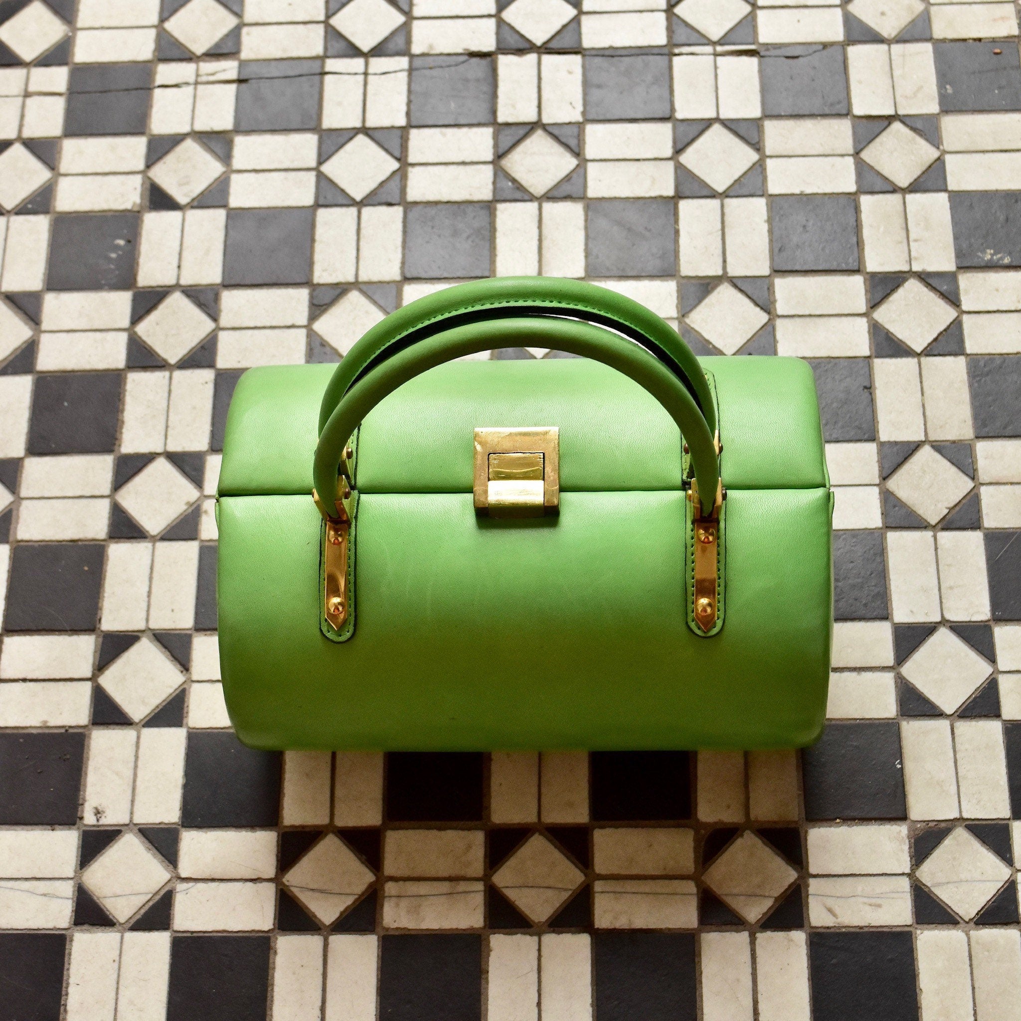 Mod TANO of Madrid Lime Green Leather Barrel Box Purse, Retro Hard Shell Top Handle Box Bag, Brass Hardware, 8 1/2" W