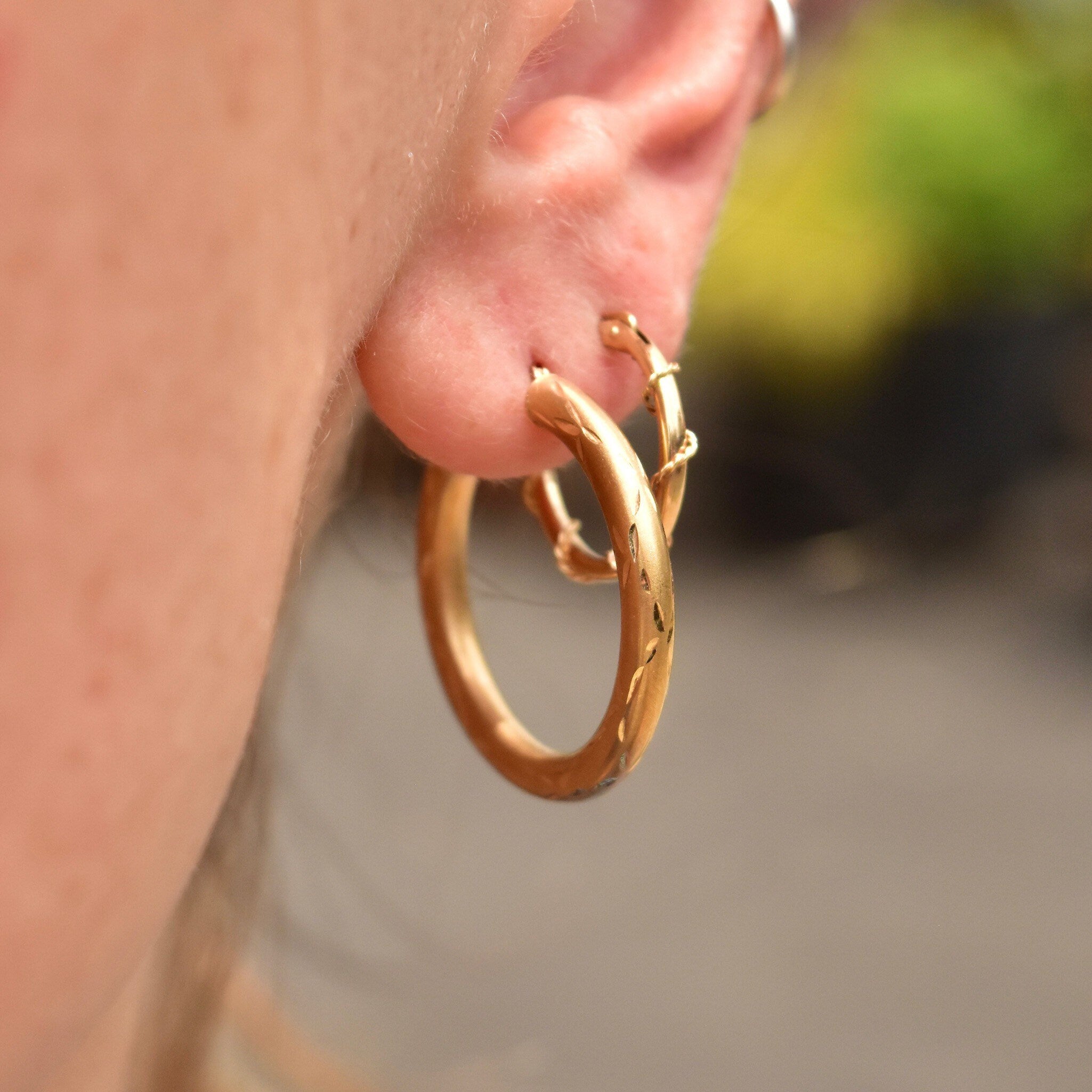 Vintage 14K Gold Diamond Cut Hoop Earrings, Textured Hollow Gold Tube Hoops, Small Round Yellow Gold Hoops, Elegant 585 Accessories, 25mm