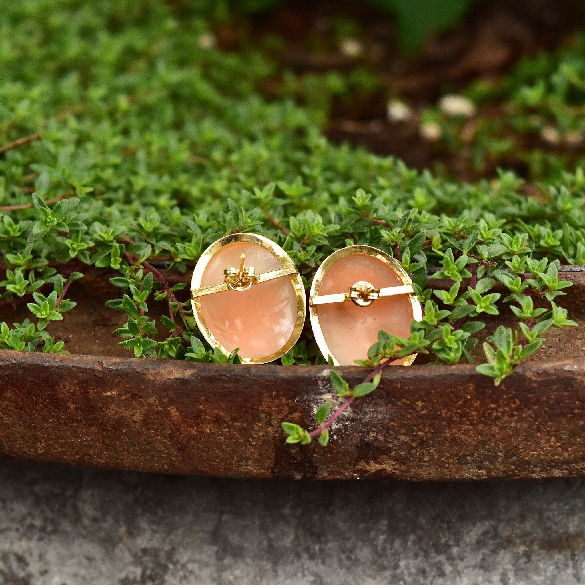 Vintage 18K Gold Cameo Post Earrings, Classic Relief Shell Carvings, Lady's Cameo Stud Earrings, Yellow Gold Settings, 22.5mm