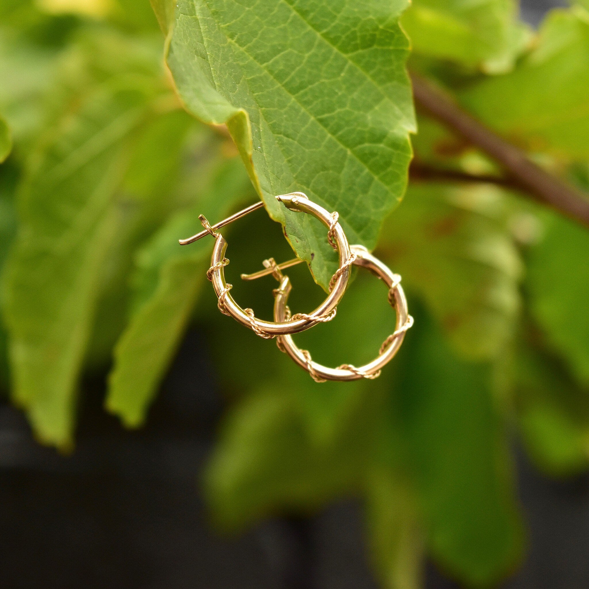 Vintage 14K Gold Mini Barbed Wire Hoop Earrings, Small Round Hollow Tube Hoops, Second/Third Hole Huggie Hoops, Cute 585 Accessories, 15m