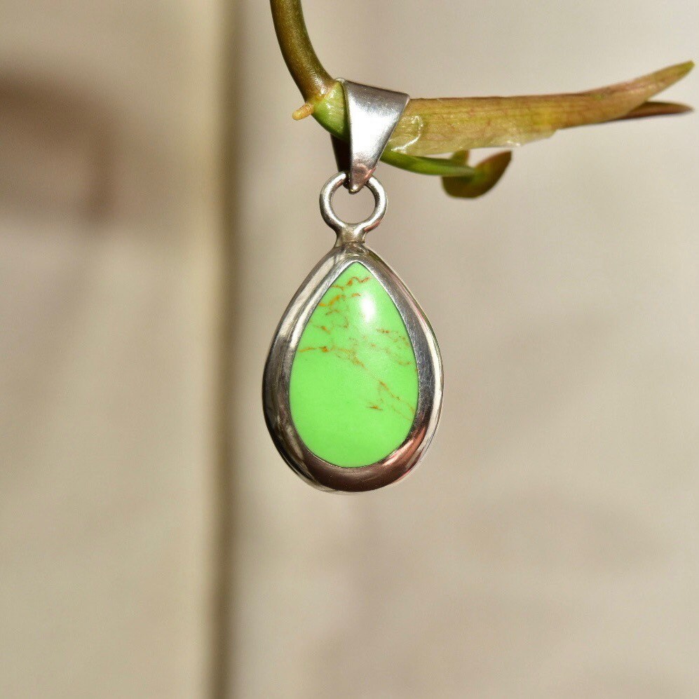 Vintage Mexican Sterling Silver Gaspeite Teardrop Pendant, Bohemian Modernist, Lime Green Gemstone, Polished Silver Drop Setting, 4mm