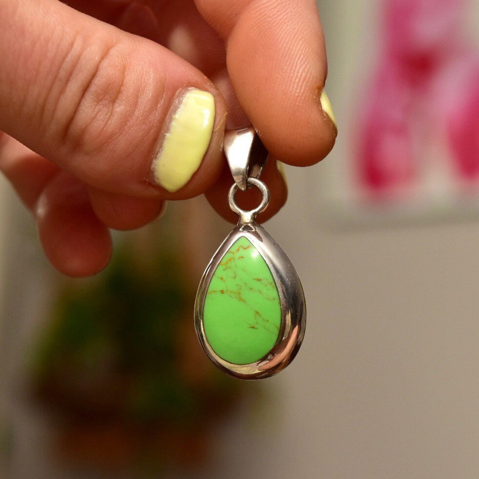 Vintage Mexican Sterling Silver Gaspeite Teardrop Pendant, Bohemian Modernist, Lime Green Gemstone, Polished Silver Drop Setting, 4mm