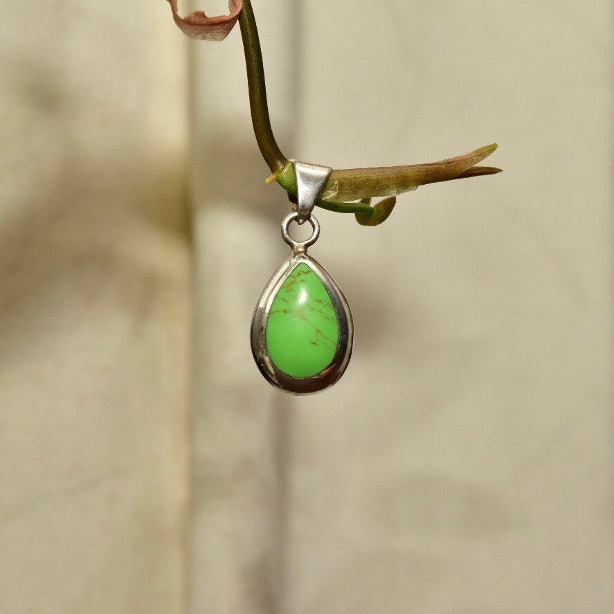 Vintage Mexican Sterling Silver Gaspeite Teardrop Pendant, Bohemian Modernist, Lime Green Gemstone, Polished Silver Drop Setting, 4mm
