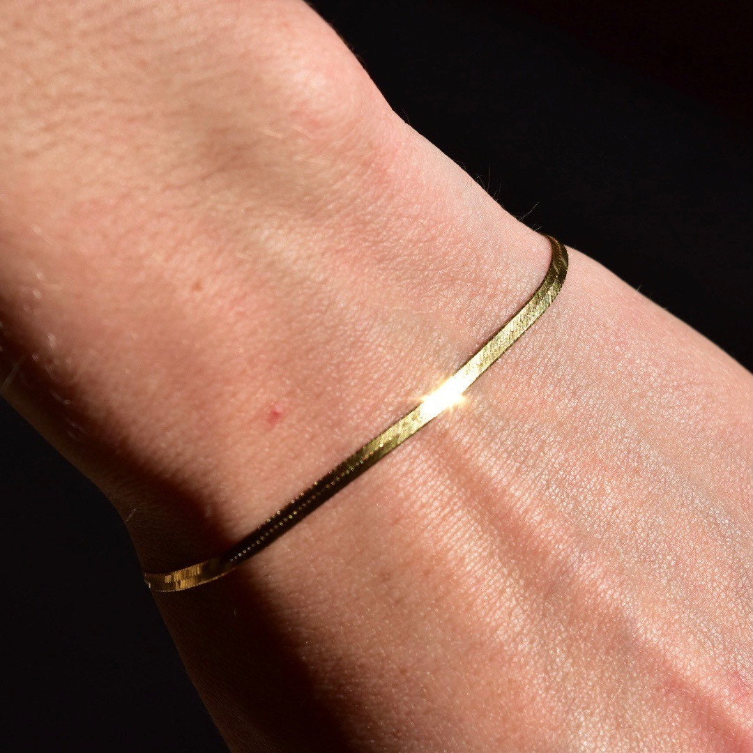 Italian 14K Gold Herringbone Bracelet, 2.5mm Fine Link Herringbone Chain, Polished Finish, Vintage Gold Bracelet, 7" L