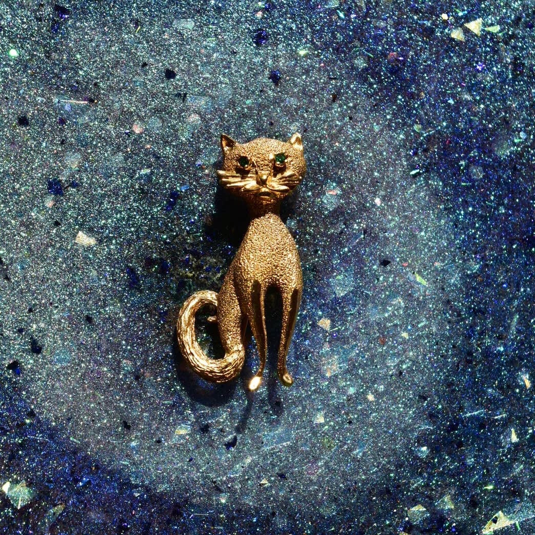 Les Bernard Gold Plated Sterling Emerald Eye Cat Brooch, Textured Gold Cat Pin, Cute Cat Lover Pin, 46mm