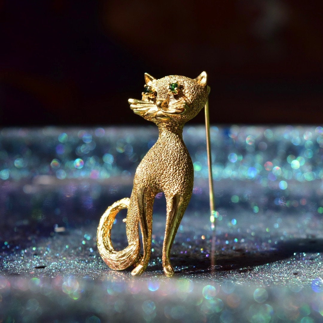 Les Bernard Gold Plated Sterling Emerald Eye Cat Brooch, Textured Gold Cat Pin, Cute Cat Lover Pin, 46mm