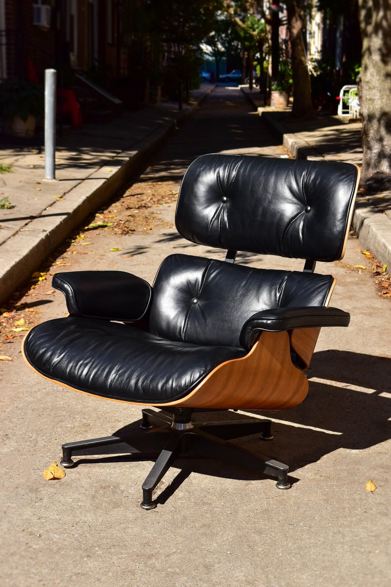 Rare HERMAN MILLER Eames Lounge Chair & Ottoman In Rosewood Black Leather, Original 1970's Eames Swivel Chair Set