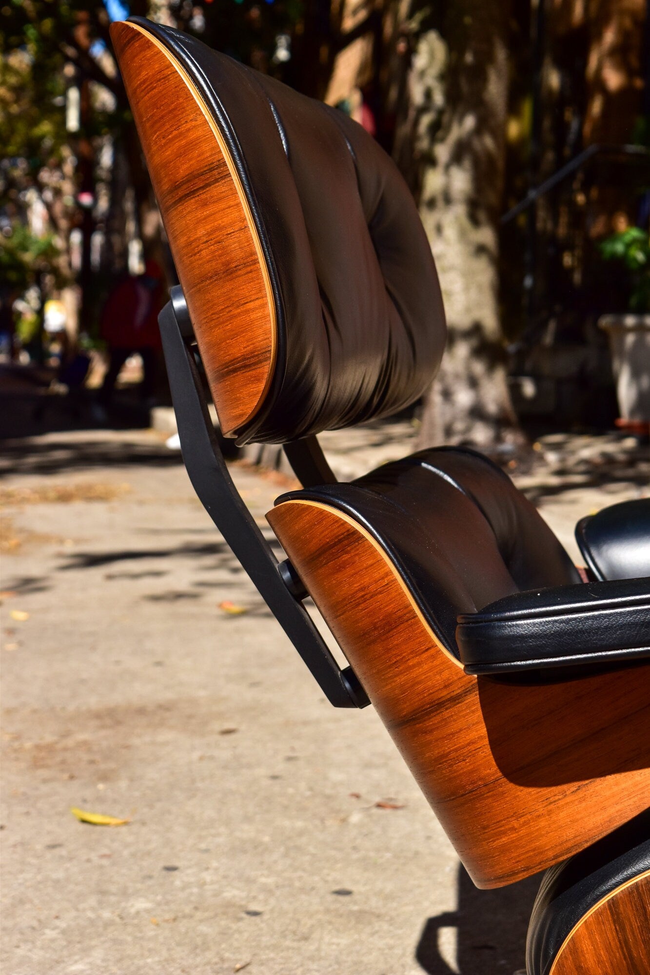 Rare HERMAN MILLER Eames Lounge Chair & Ottoman In Rosewood Black Leather, Original 1970's Eames Swivel Chair Set
