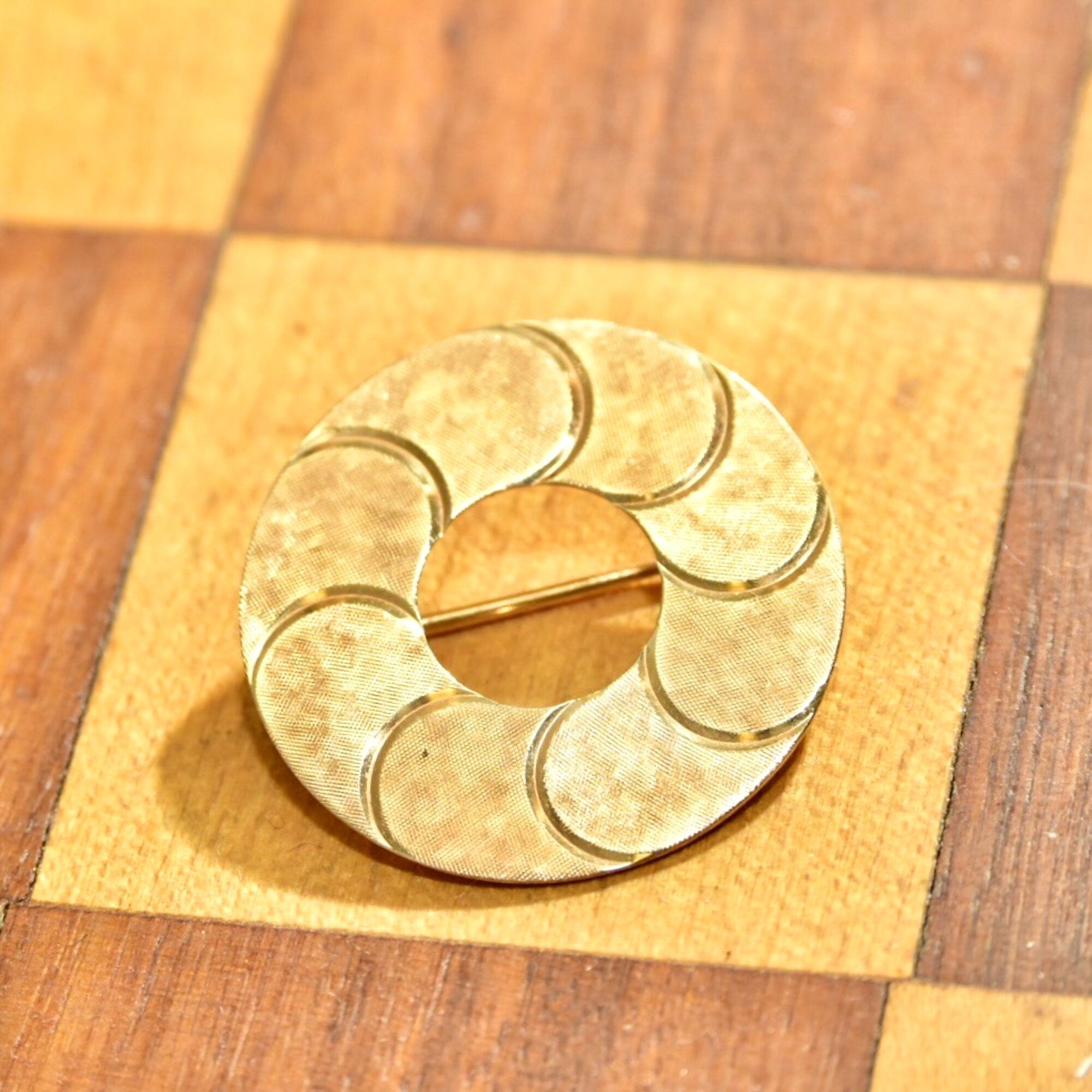 Modernist 14K Textured Circle Brooch Pin, Flat Yellow Gold Open Circle, Crosshatch Texturing, 1 1/4" Diameter