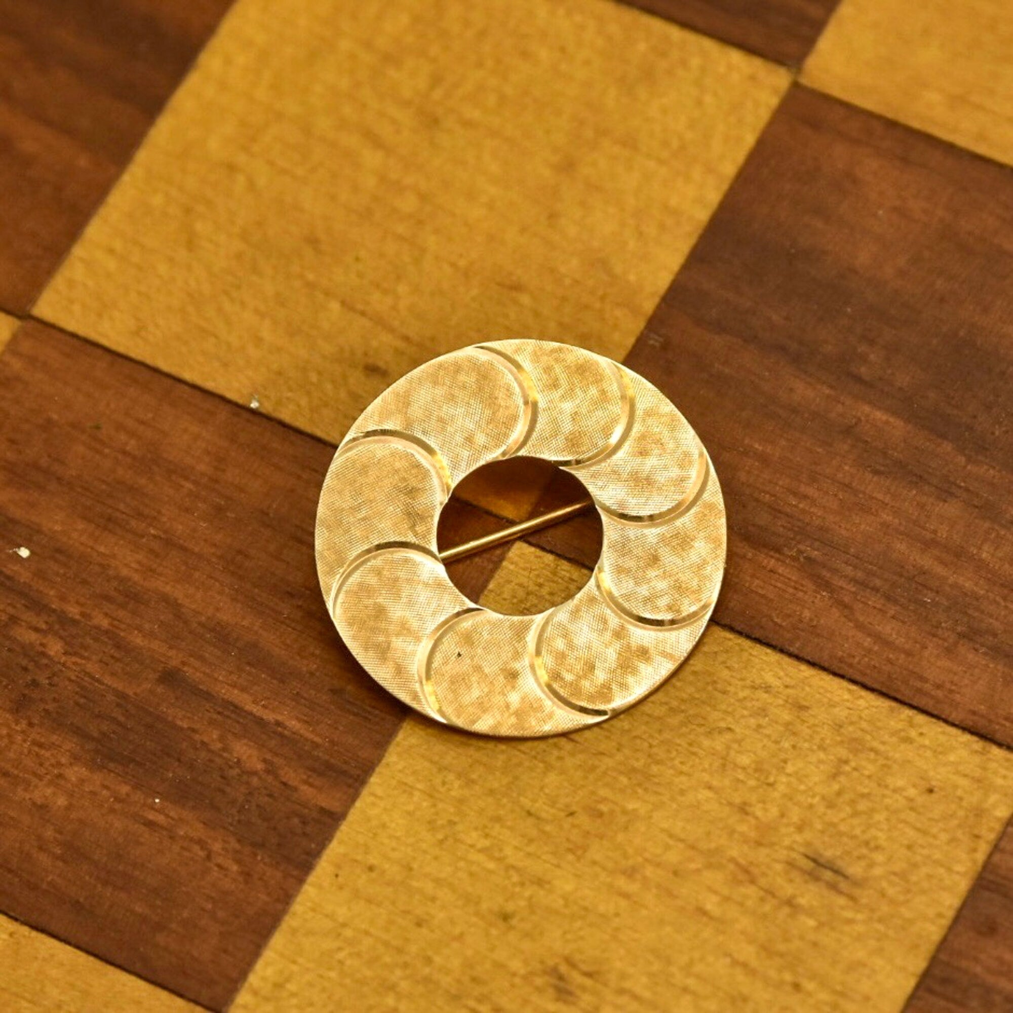 Modernist 14K Textured Circle Brooch Pin, Flat Yellow Gold Open Circle, Crosshatch Texturing, 1 1/4" Diameter