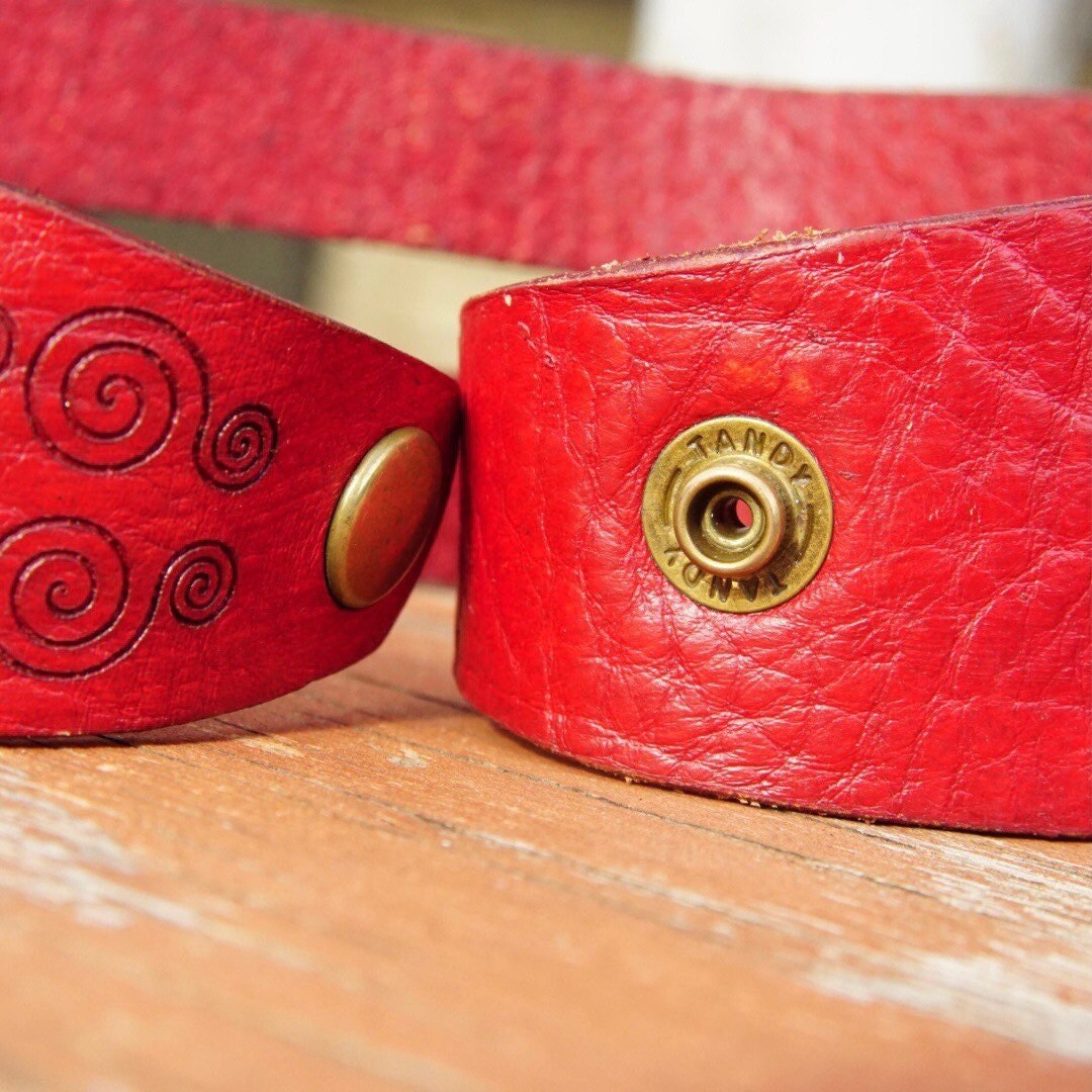 Vintage Tandy Red Leather & Turquoise Wrap Around Bracelet, Boho Style, Engraved Leather Cuff, Raw Turquoise Stone, Button Clasp, 8"