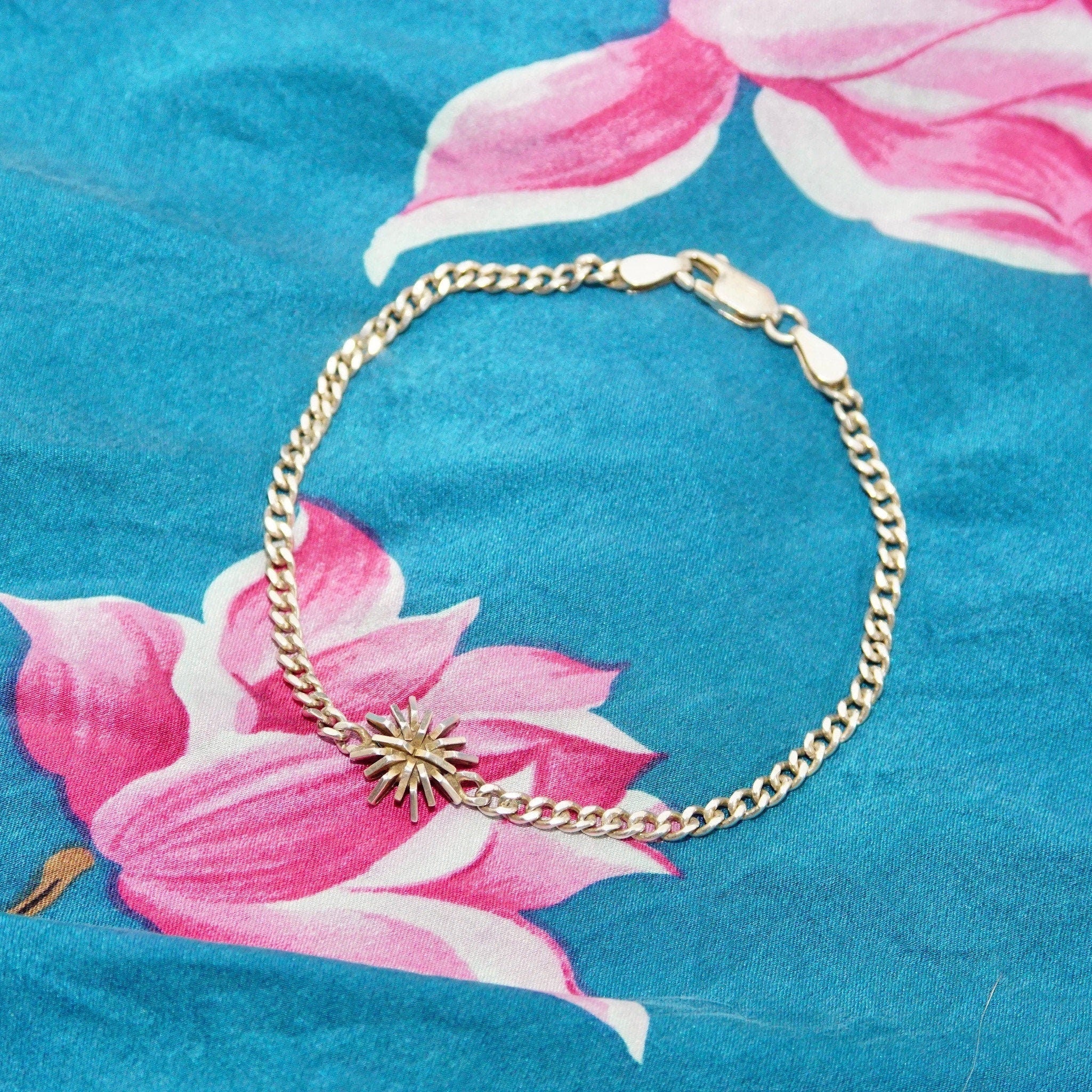 Vintage Sterling Silver Curb Link Starburst Bracelet, Geometric Silver Flower Accent, 3mm Curb Link Chain, Modernist, Unisex, 7 1/2" L