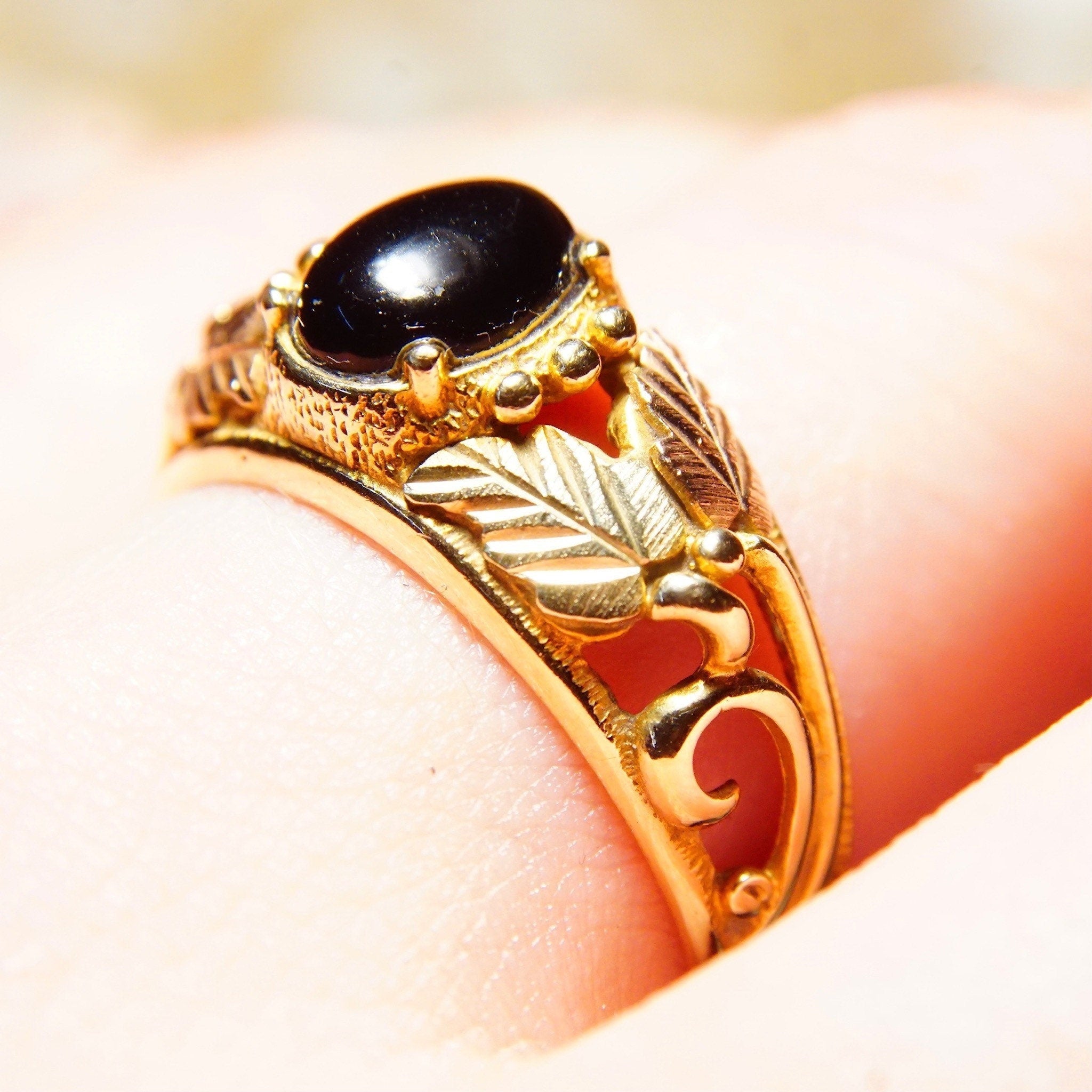 Vintage 10k Yellow & Rose Gold Onyx Ring, Split Shank Setting With Etched Leaf Vine Design, Black Onyx Gemstone, Size 9 3/4 US