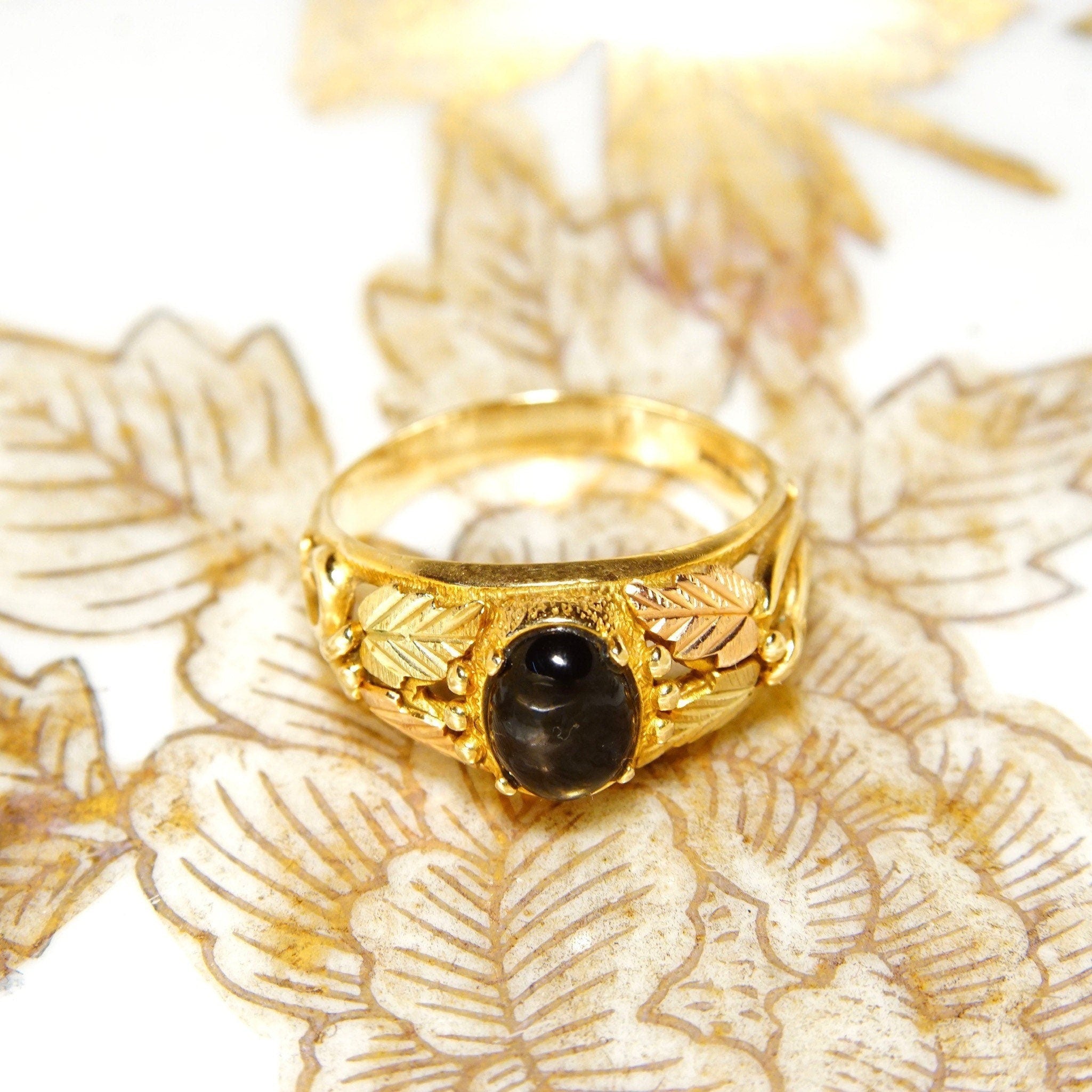 Vintage 10k Yellow & Rose Gold Onyx Ring, Split Shank Setting With Etched Leaf Vine Design, Black Onyx Gemstone, Size 9 3/4 US