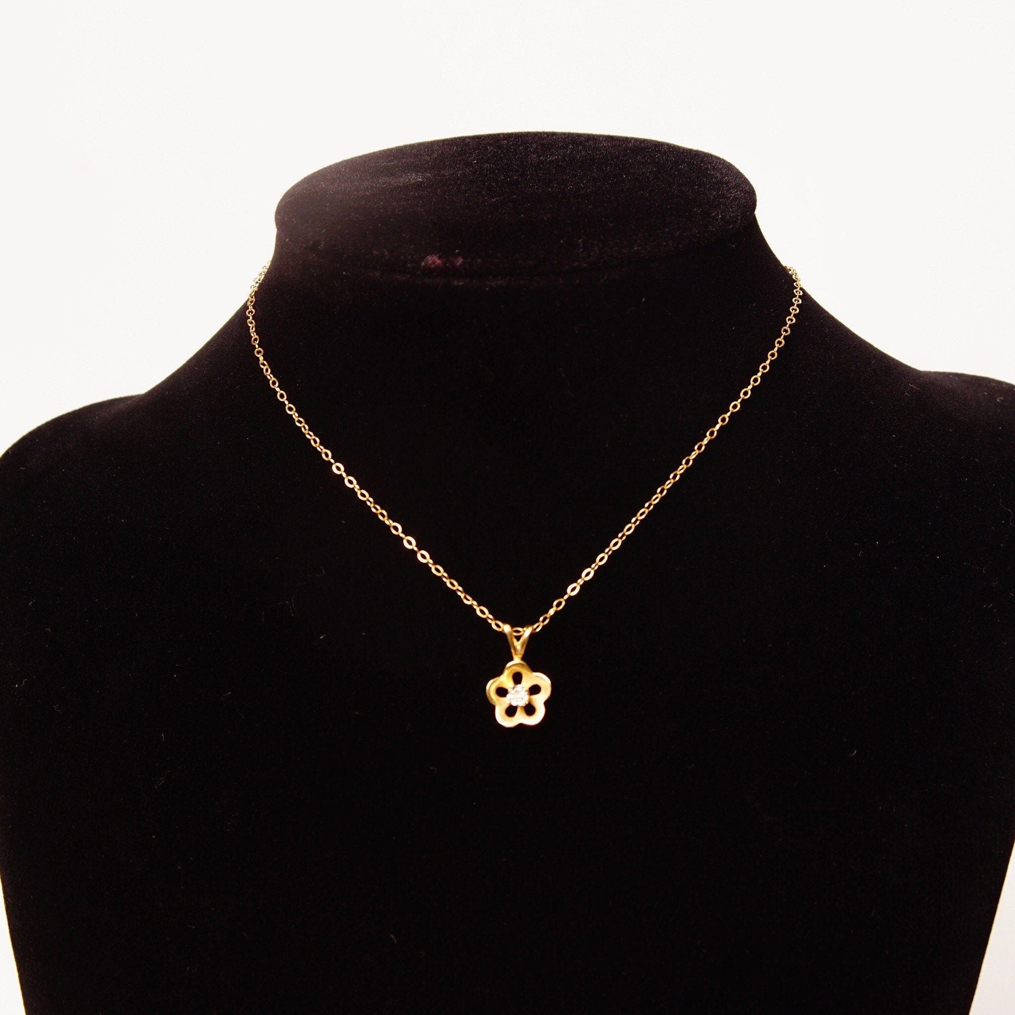 Vintage 14K Diamond Accent Solitaire Flower Pendant Necklace, Gold Flower Halo Charm, WG Setting, Dainty Gold Cable Chain, 16 3/8" L
