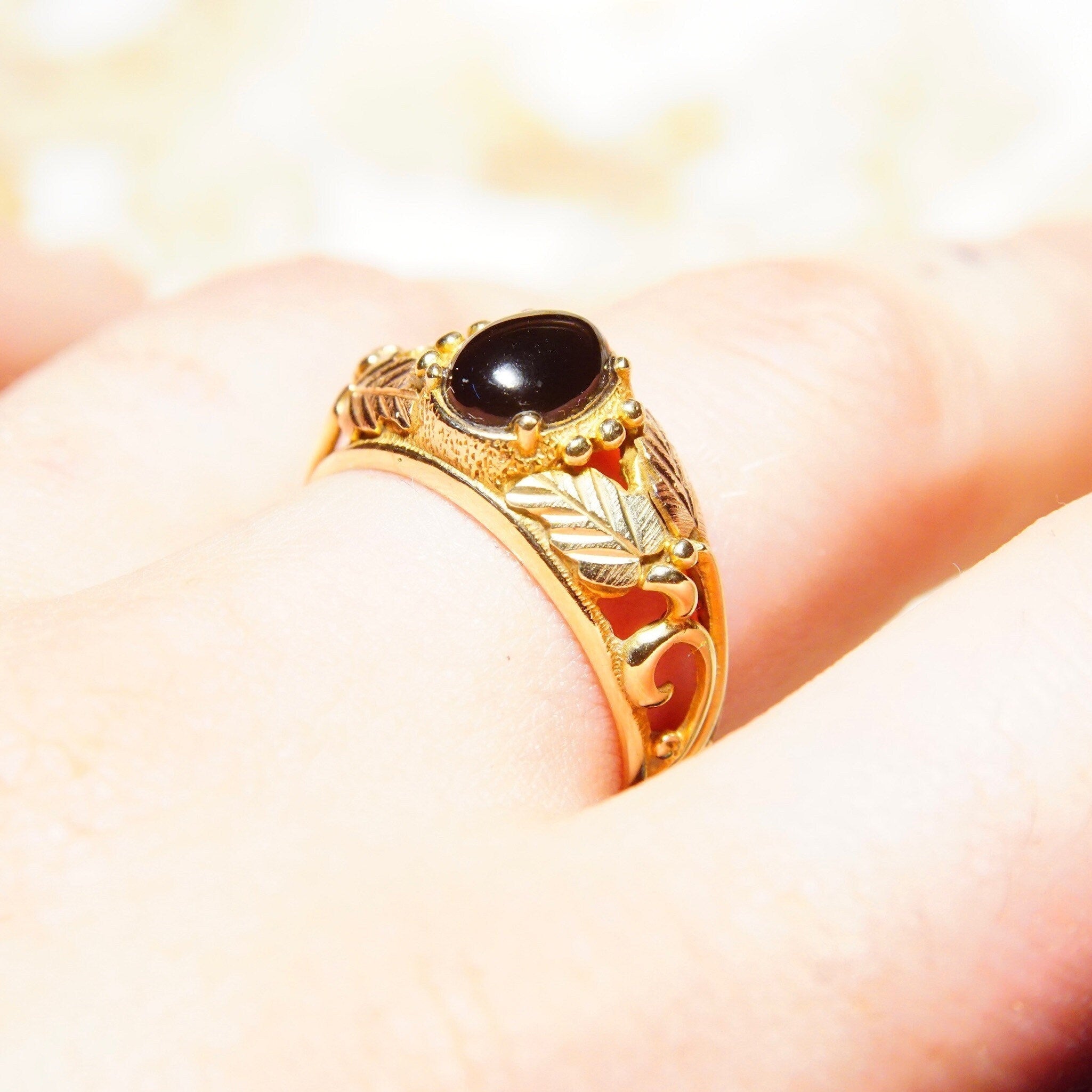 Vintage 10k Yellow & Rose Gold Onyx Ring, Split Shank Setting With Etched Leaf Vine Design, Black Onyx Gemstone, Size 9 3/4 US