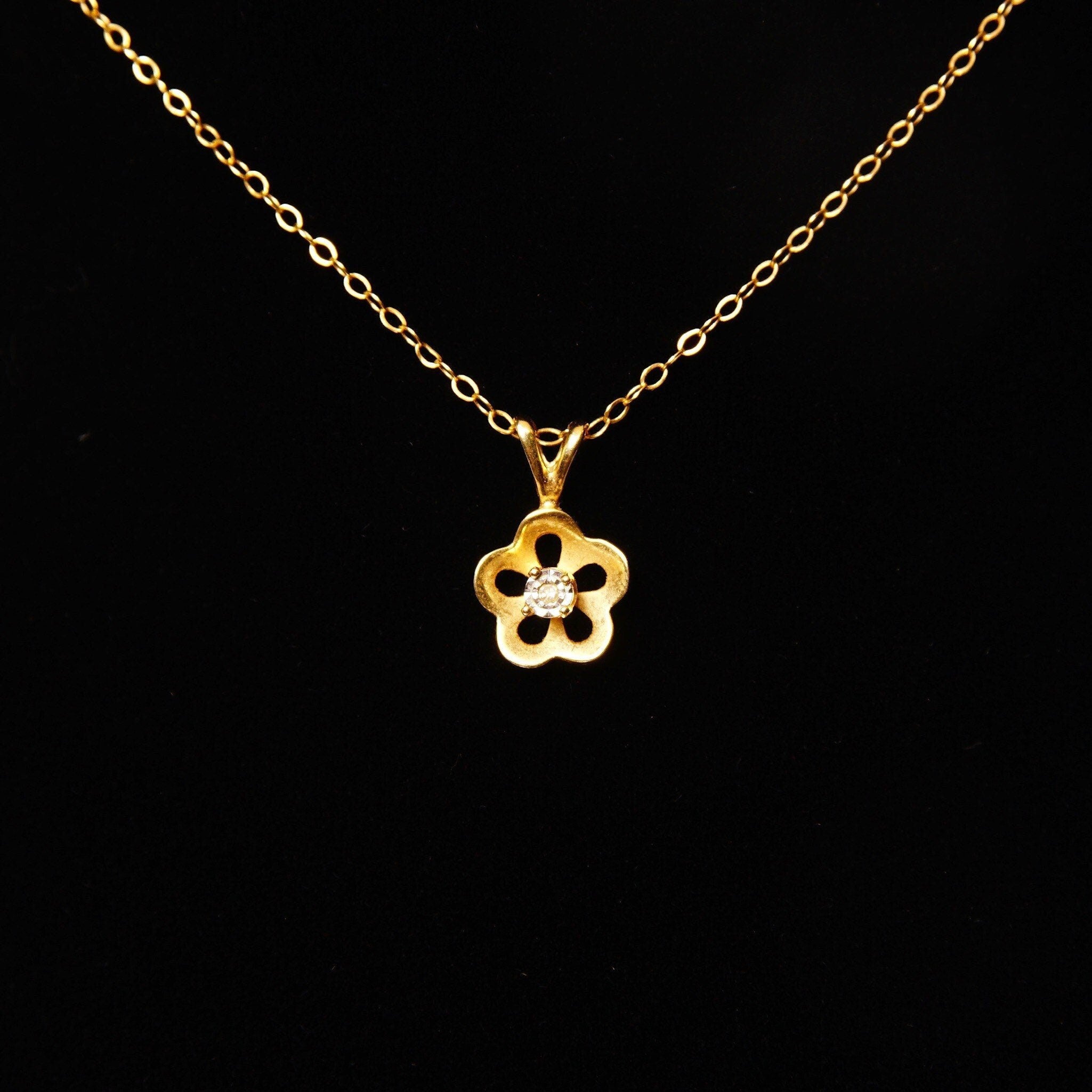 Vintage 14K Diamond Accent Solitaire Flower Pendant Necklace, Gold Flower Halo Charm, WG Setting, Dainty Gold Cable Chain, 16 3/8" L