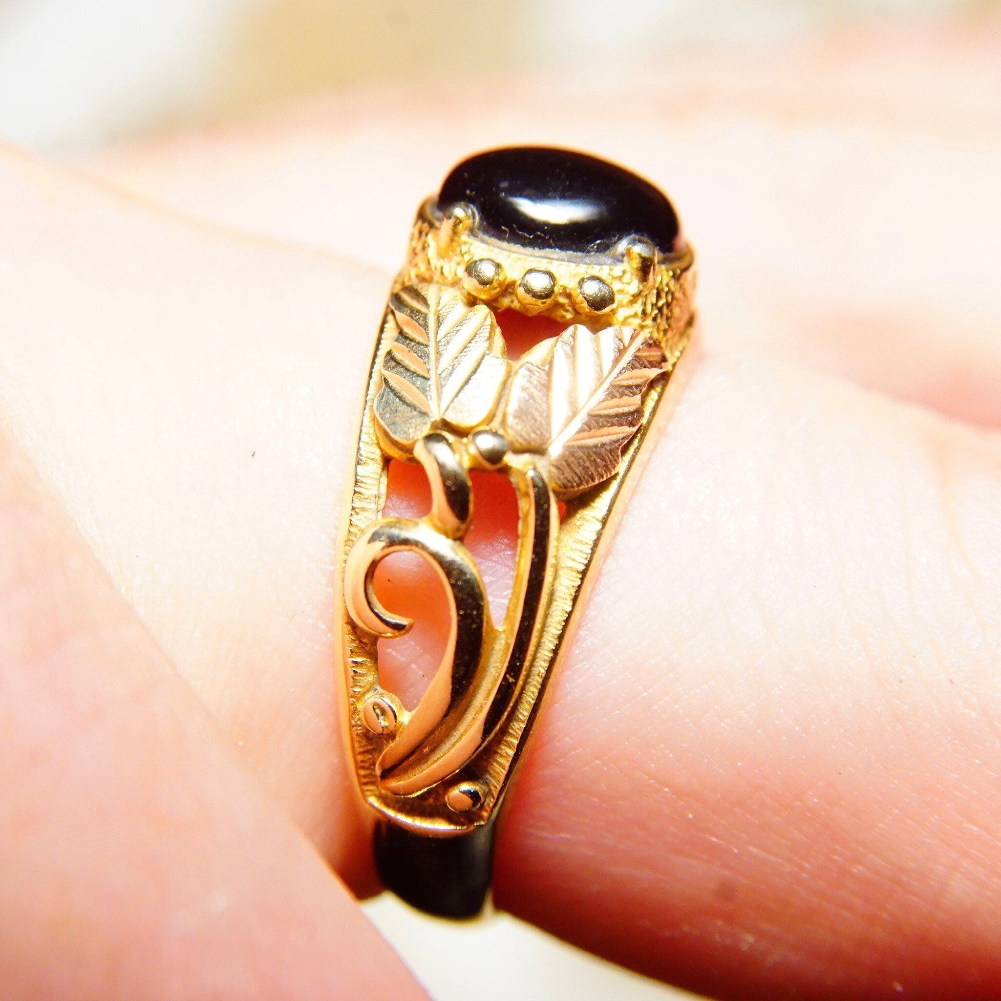 Vintage 10k Yellow & Rose Gold Onyx Ring, Split Shank Setting With Etched Leaf Vine Design, Black Onyx Gemstone, Size 9 3/4 US
