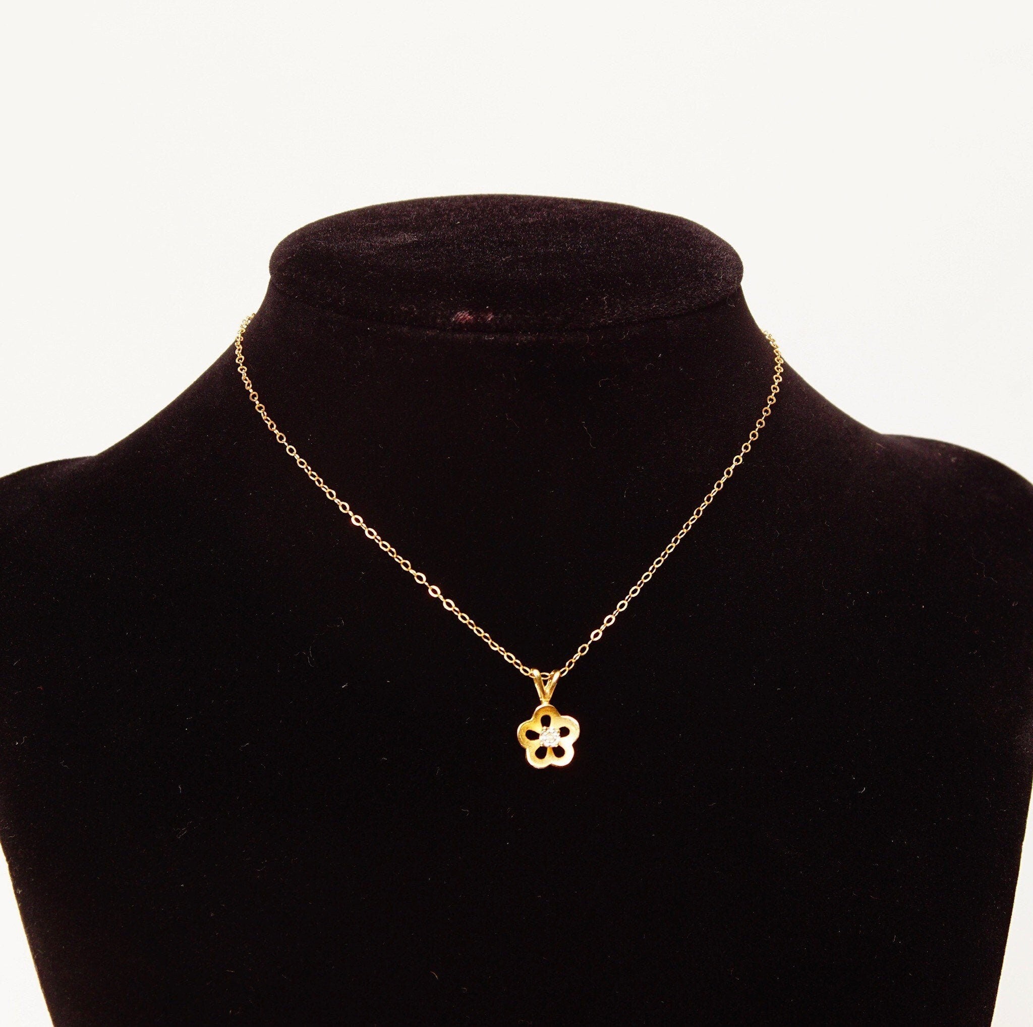 Vintage 14K Diamond Accent Solitaire Flower Pendant Necklace, Gold Flower Halo Charm, WG Setting, Dainty Gold Cable Chain, 16 3/8" L