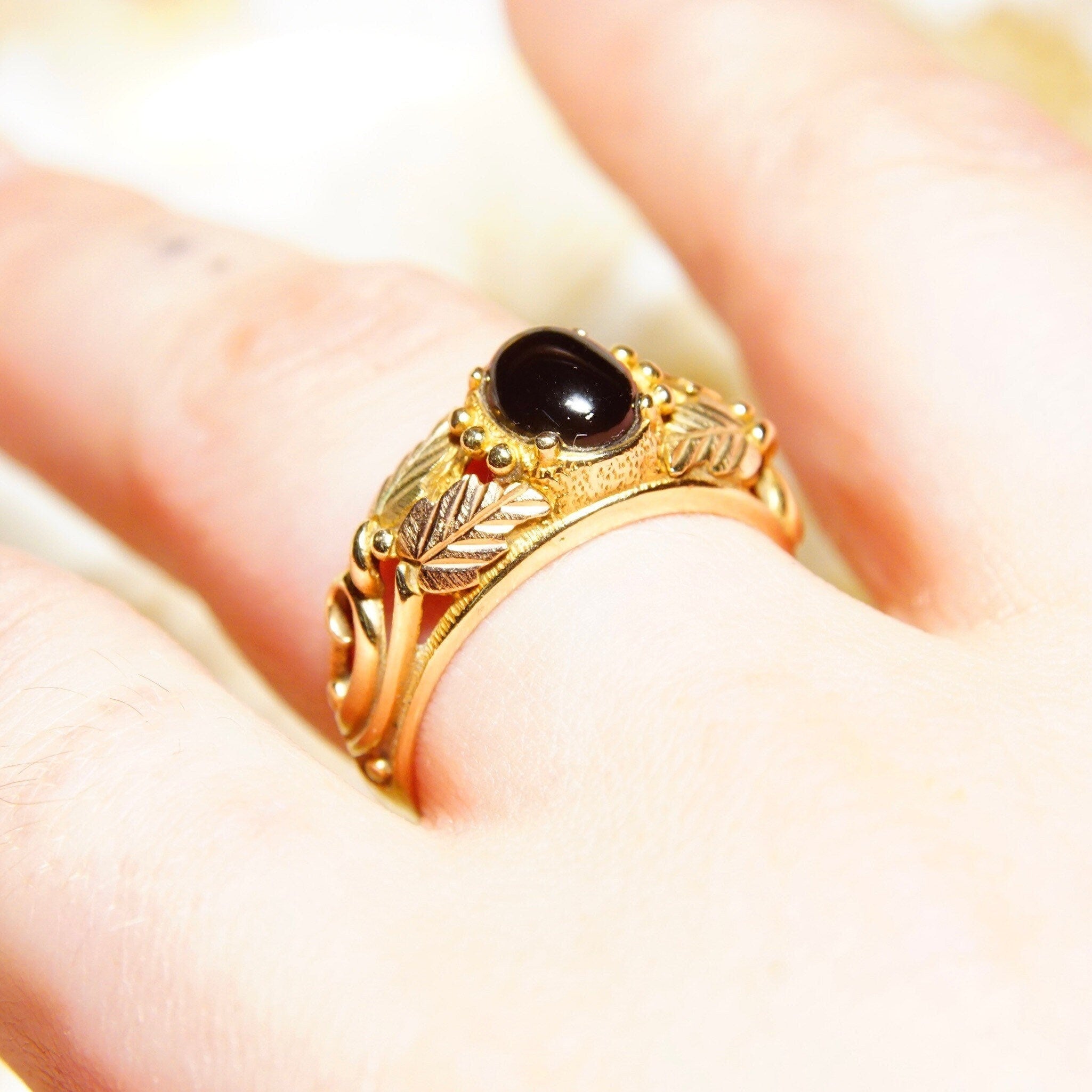 Vintage 10k Yellow & Rose Gold Onyx Ring, Split Shank Setting With Etched Leaf Vine Design, Black Onyx Gemstone, Size 9 3/4 US