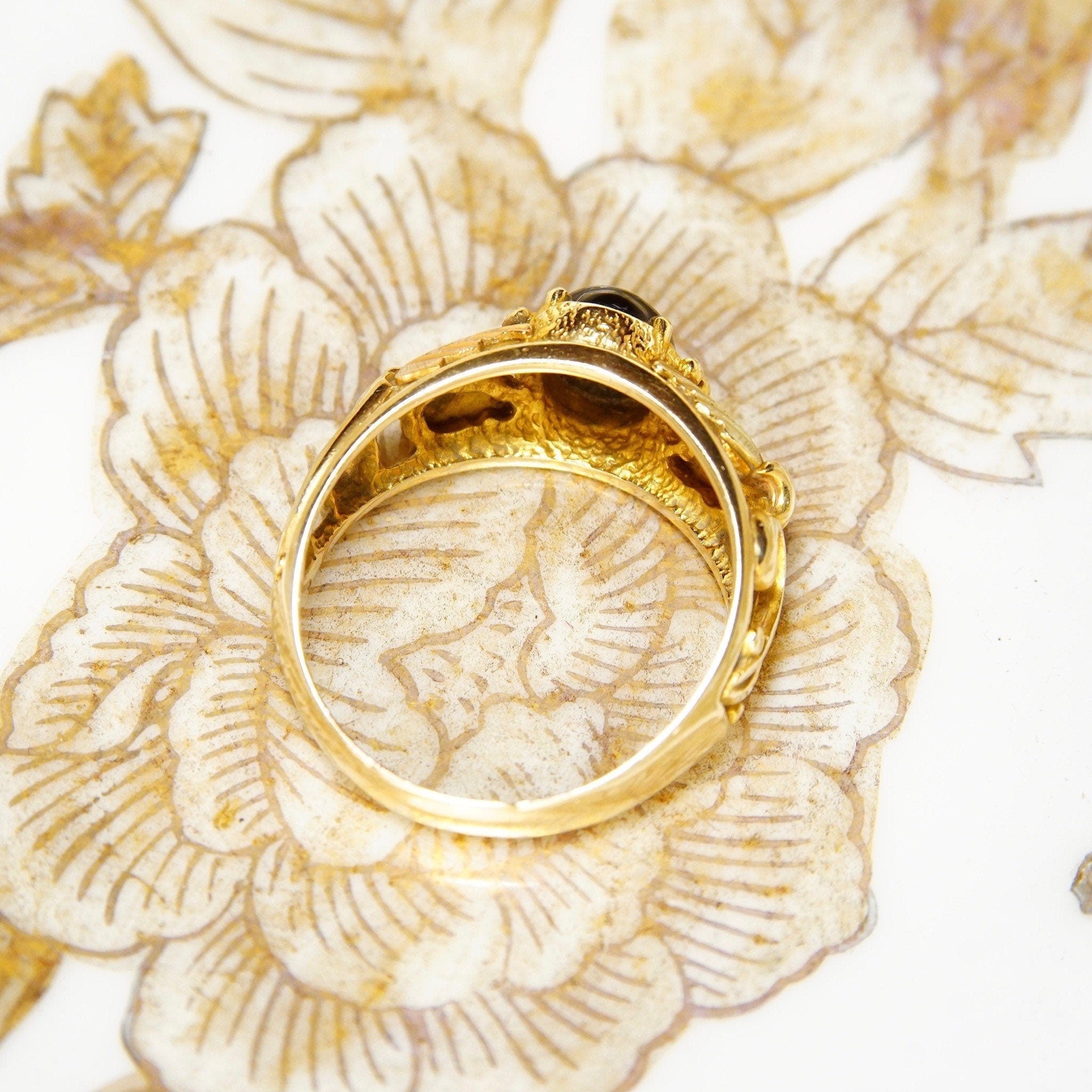 Vintage 10k Yellow & Rose Gold Onyx Ring, Split Shank Setting With Etched Leaf Vine Design, Black Onyx Gemstone, Size 9 3/4 US