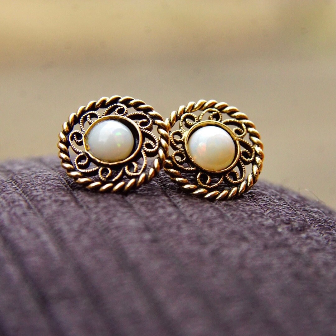 Vintage 14K Gold Filigree Opal Stud Earrings, Ornate Woven Gold Disc, White Iridescent Opal Stones, Antique Gold Stud Earrings, 11mm