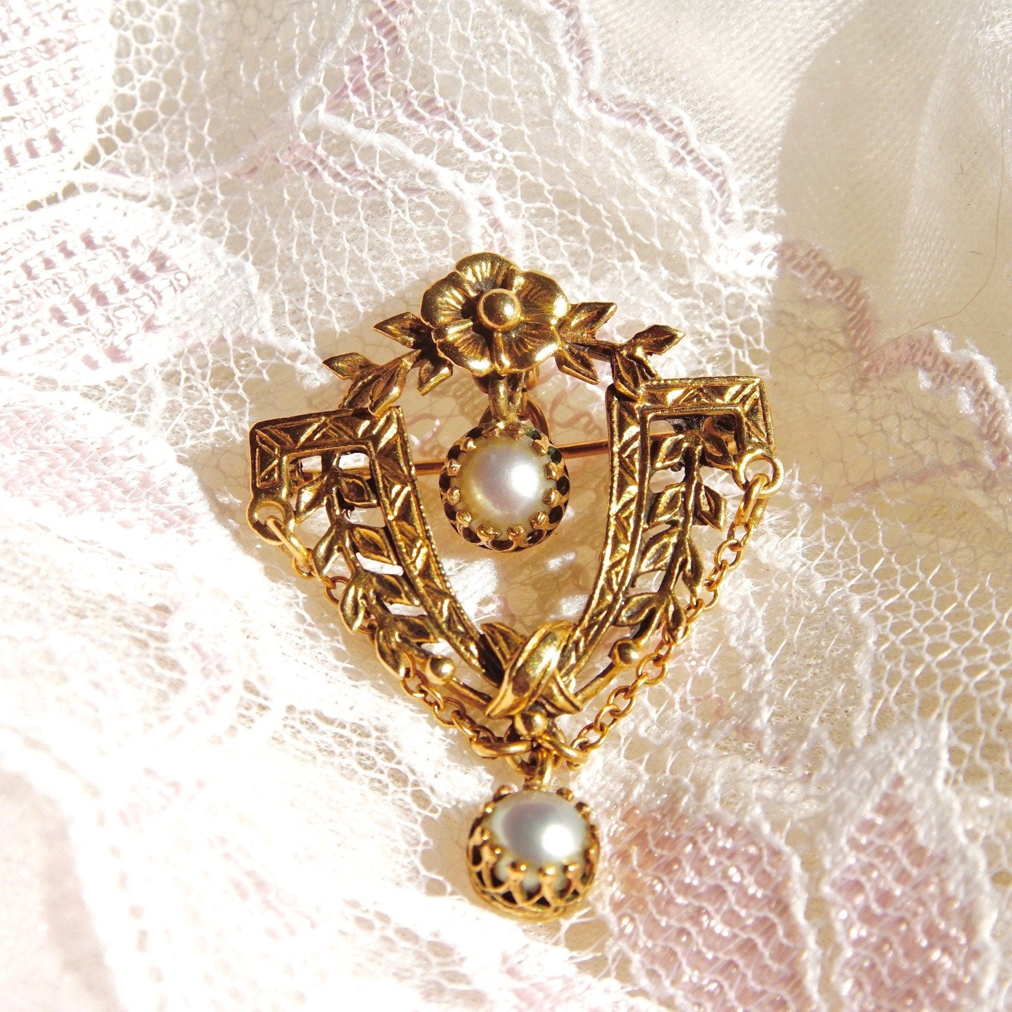 Vintage 14K Gold Akoya Pearl Floral Crest Lavaliere Pin, Embellished Gold Wreath Brooch, Crown Bezel Cup Setting, Art Nouveau, 1 1/2" L