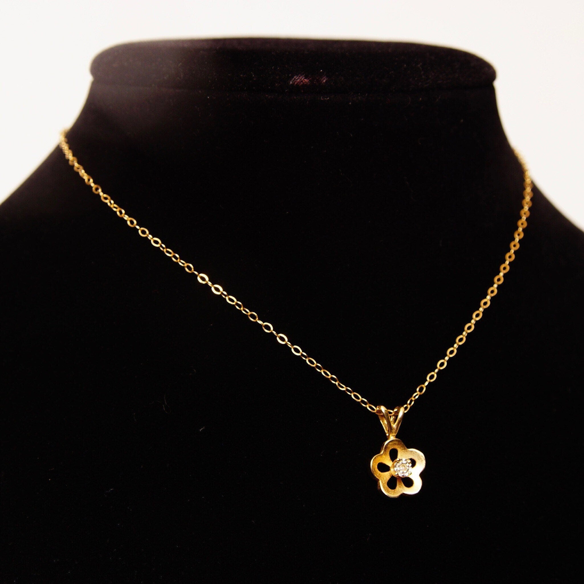 Vintage 14K Diamond Accent Solitaire Flower Pendant Necklace, Gold Flower Halo Charm, WG Setting, Dainty Gold Cable Chain, 16 3/8" L