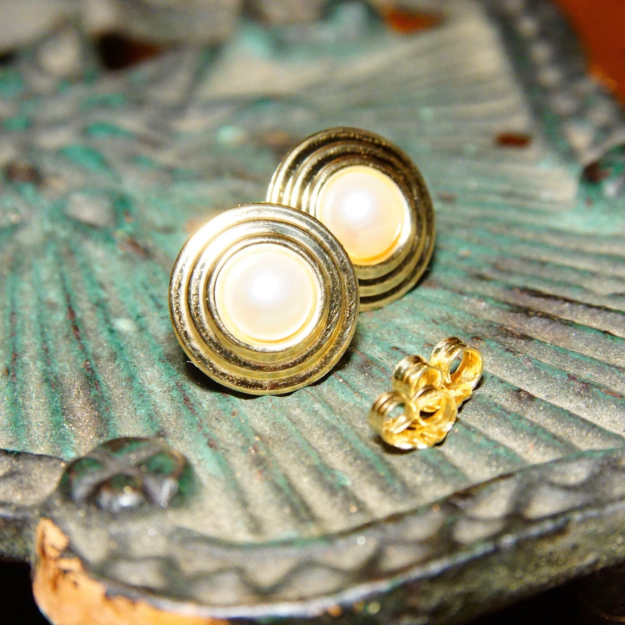 Vintage 14k Yellow Gold Pearl Halo Stud Earring, 6.35mm Cultured Pearl Earrings, Tiered Riveted Gold Stud Earrings, Elegant, 9/16"