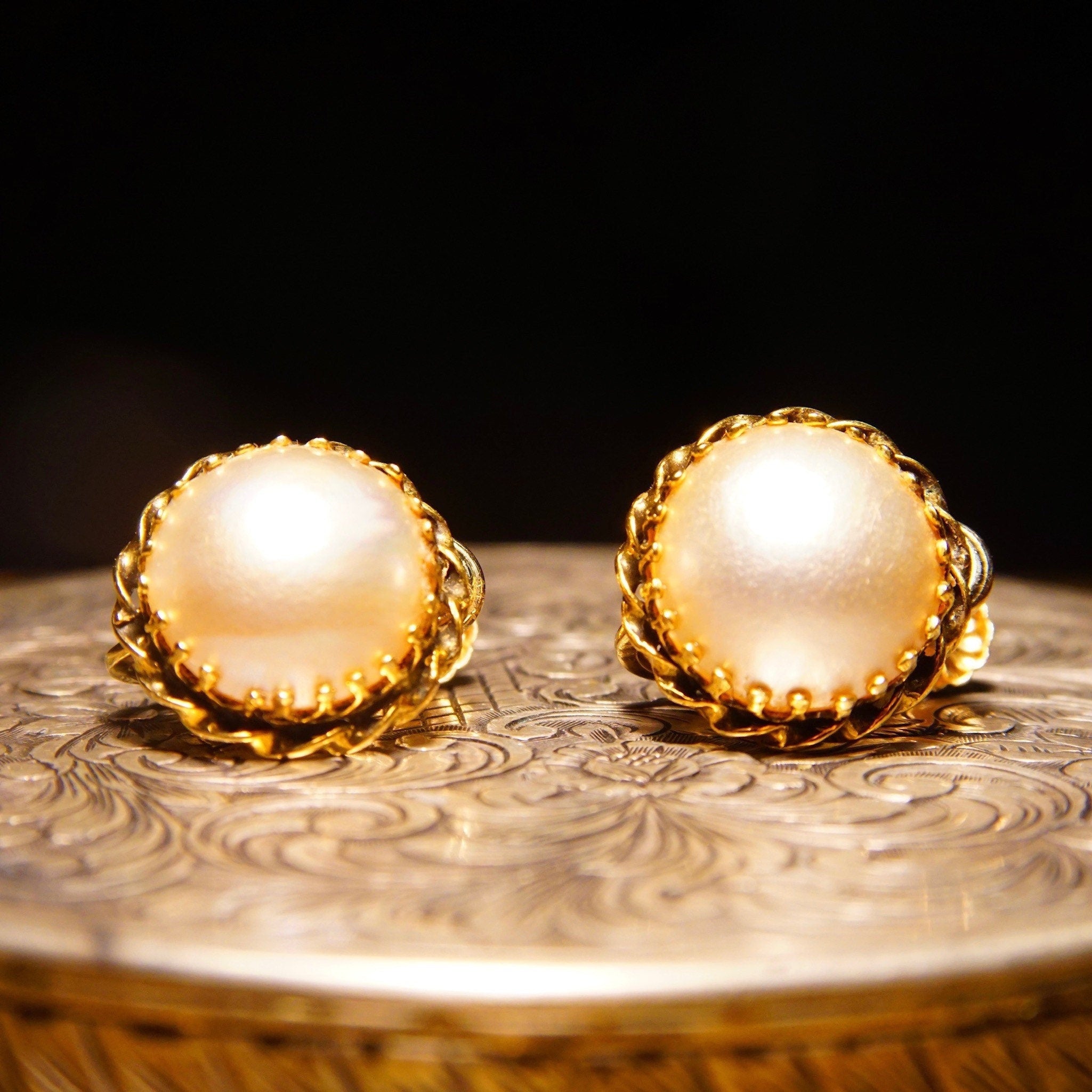 Vintage Art Deco 14K Gold Crown Pearl Earrings, 13mm Pearl Cabochon, Round Gold Ribbon Setting, 585 Hinged Screw Backs, 15mm