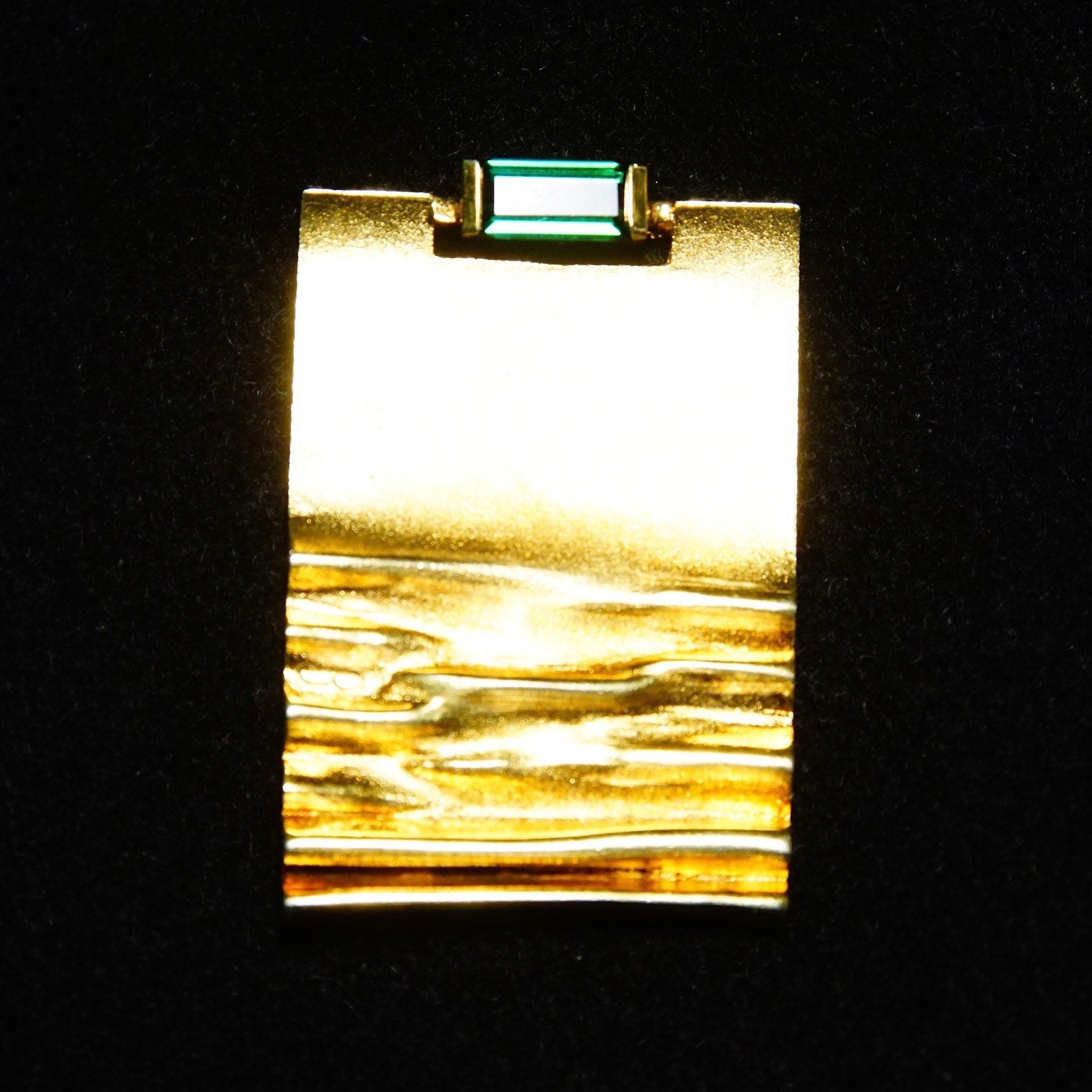 Vintage Modernist 14K Yellow Gold & Green Emerald Brooch, Emerald-Cut Gemstone, Rectangular Gold Pin W/ Crinkle Texturing, 1 5/8" L