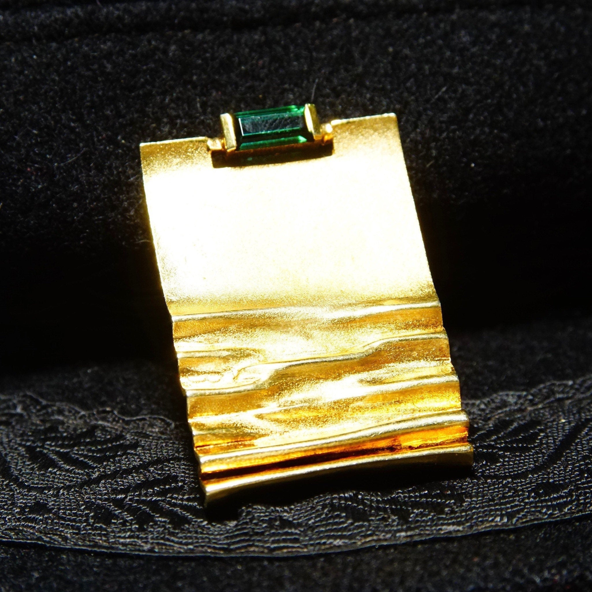 Vintage Modernist 14K Yellow Gold & Green Emerald Brooch, Emerald-Cut Gemstone, Rectangular Gold Pin W/ Crinkle Texturing, 1 5/8" L