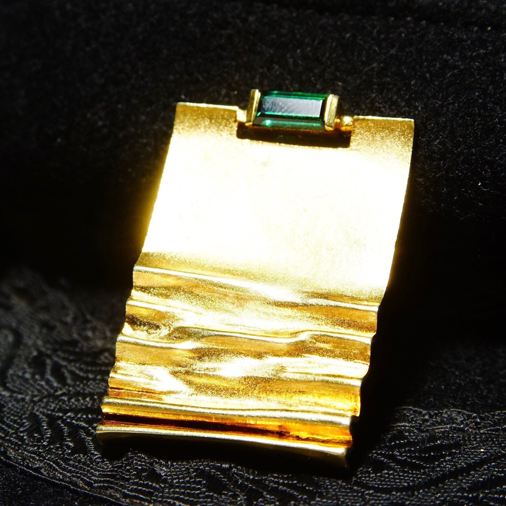 Vintage Modernist 14K Yellow Gold & Green Emerald Brooch, Emerald-Cut Gemstone, Rectangular Gold Pin W/ Crinkle Texturing, 1 5/8" L